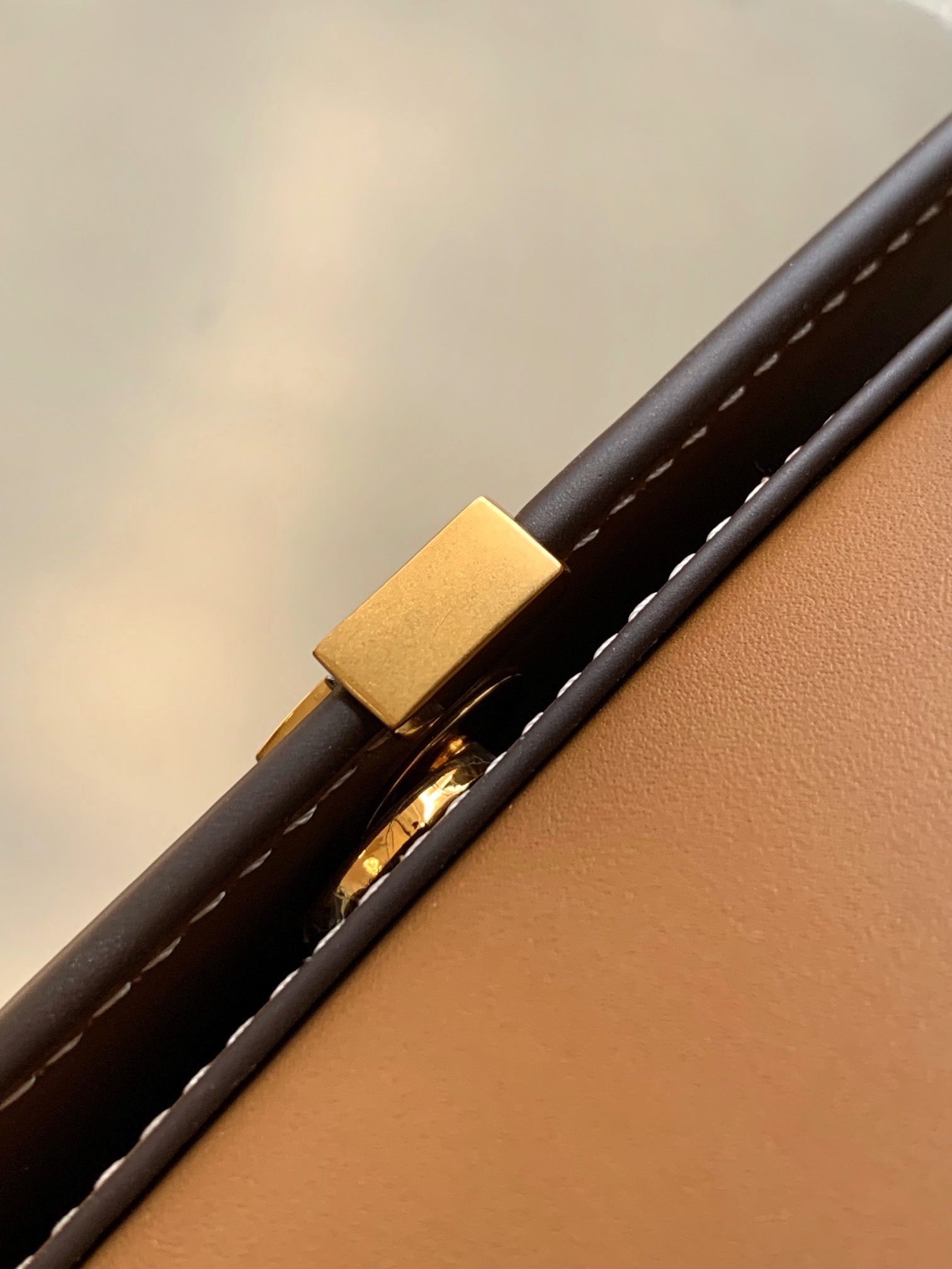 Voltaire 腋下/馬鞍バッグ - 高級小牛皮と独自デザイン