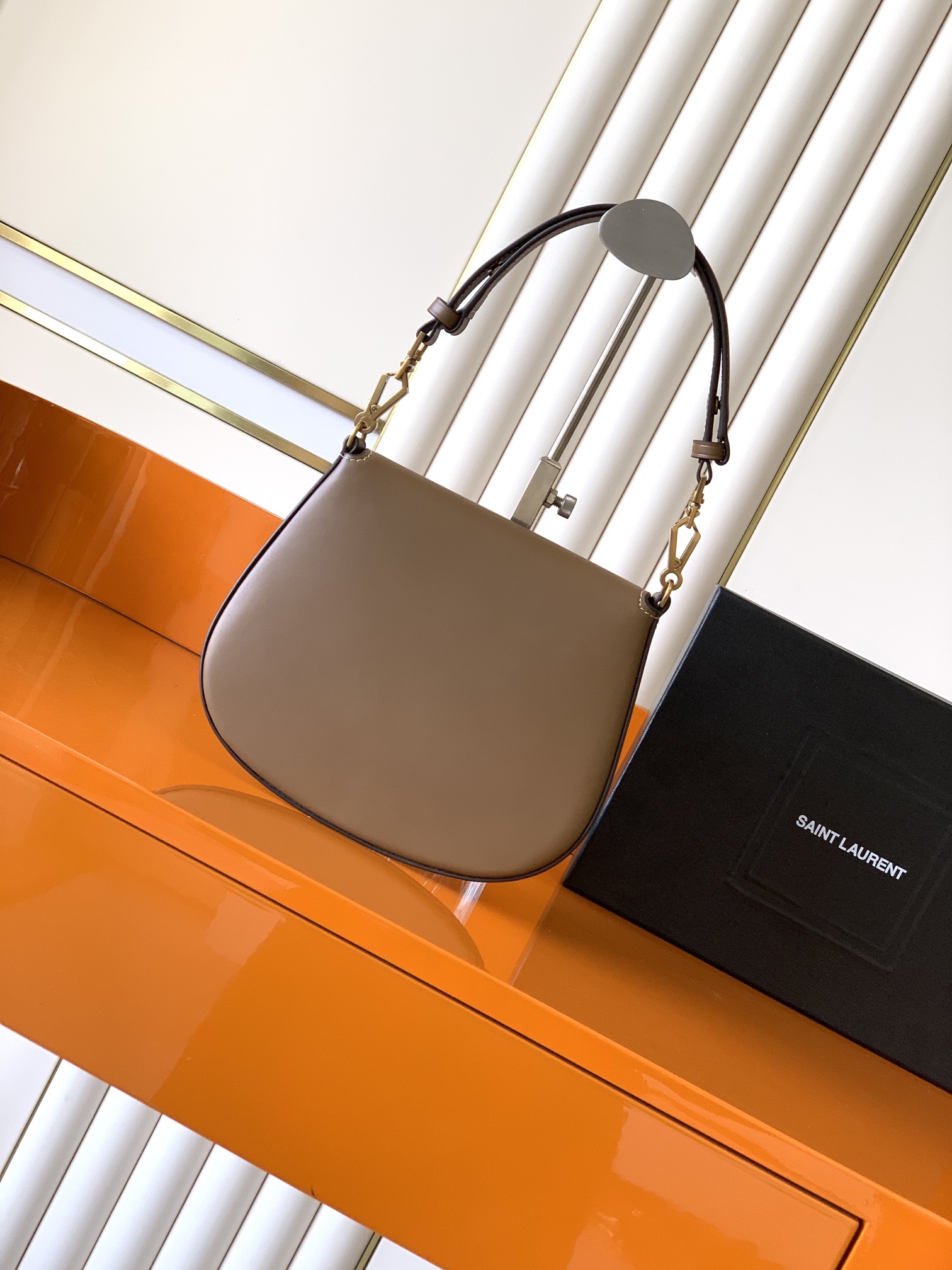 Voltaire 腋下/馬鞍バッグ - 高級小牛皮と独自デザイン