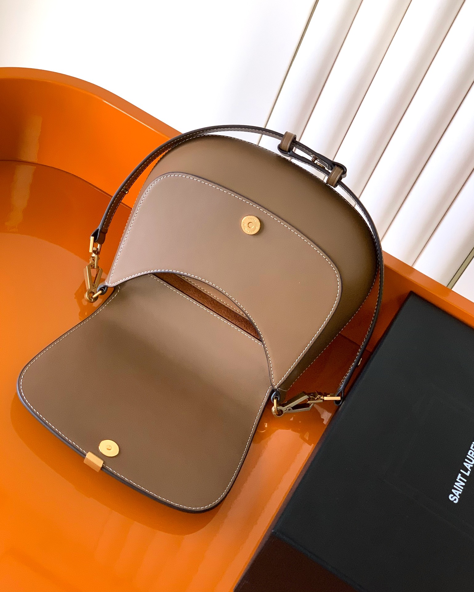 Voltaire 腋下/馬鞍バッグ - 高級小牛皮と独自デザイン