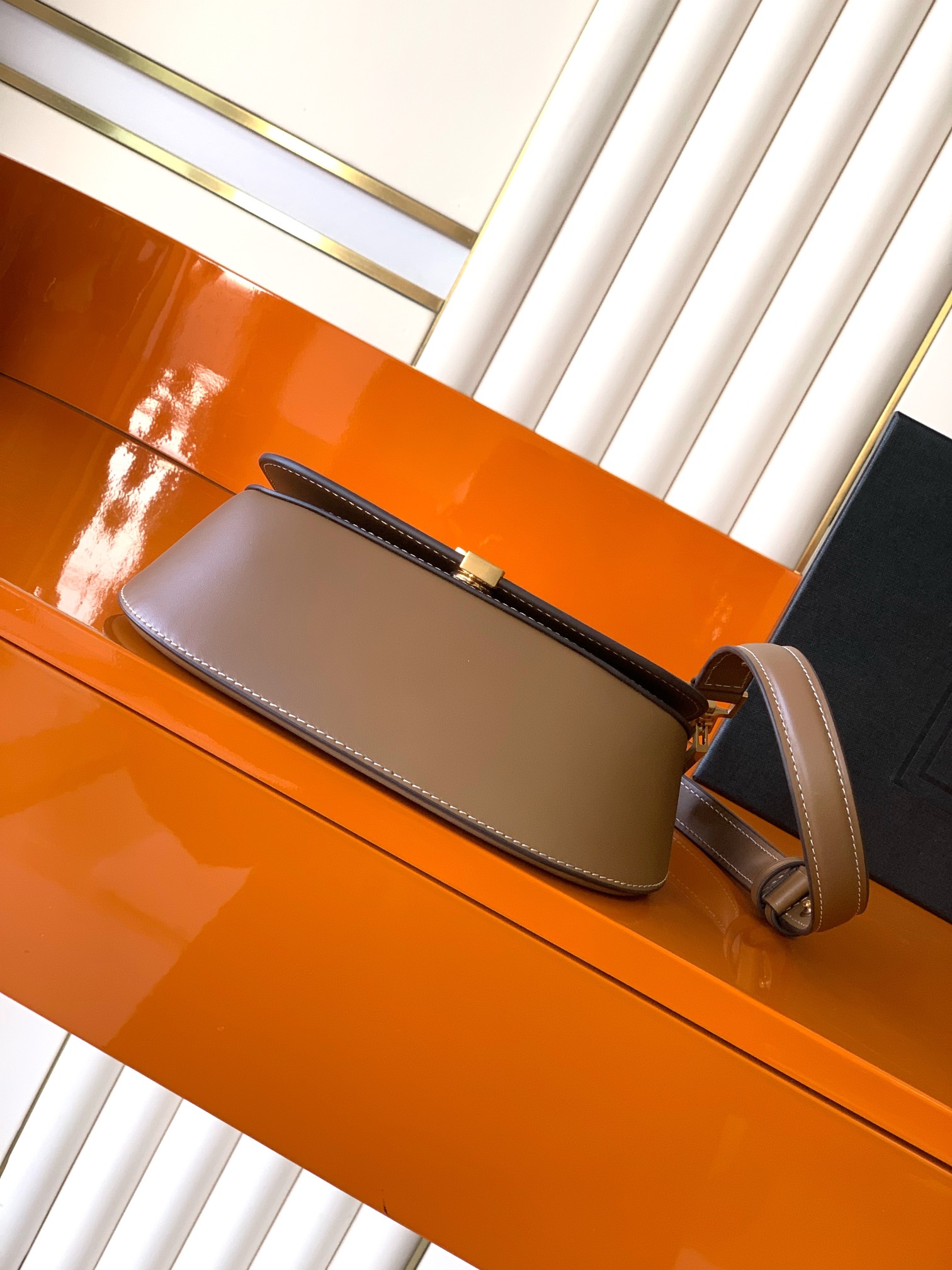 Voltaire 腋下/馬鞍バッグ - 高級小牛皮と独自デザイン