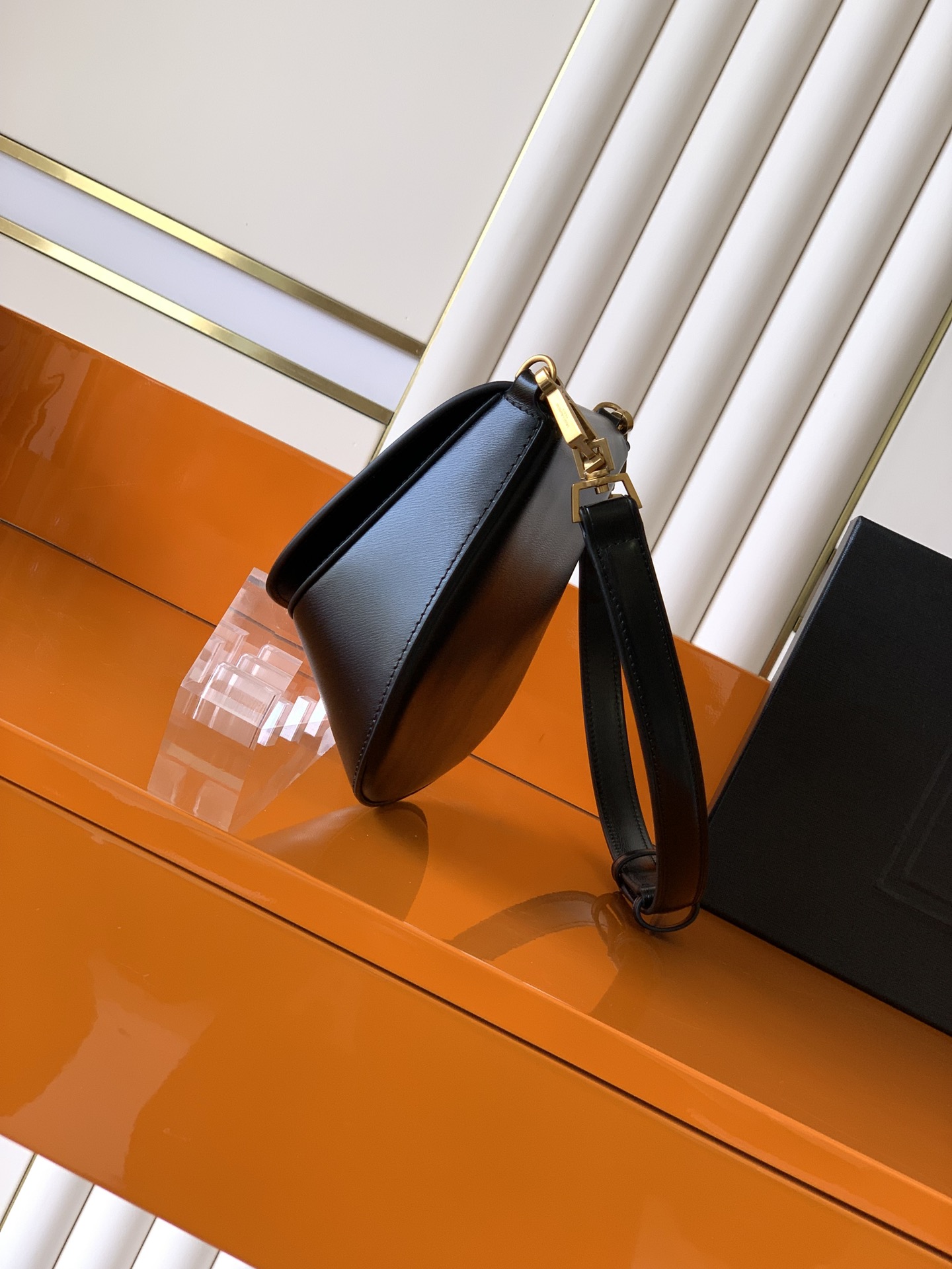 Voltaire 腋下/馬鞍包 - 独特なデザインと高級感