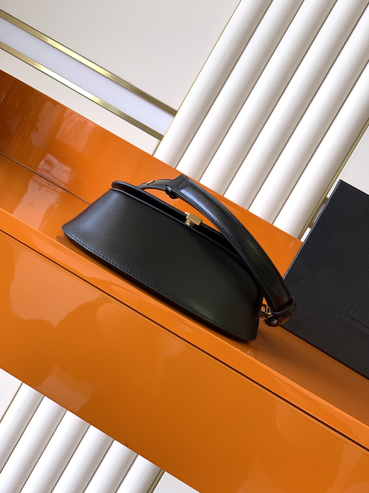 Voltaire 腋下/馬鞍包 - 独特なデザインと高級感