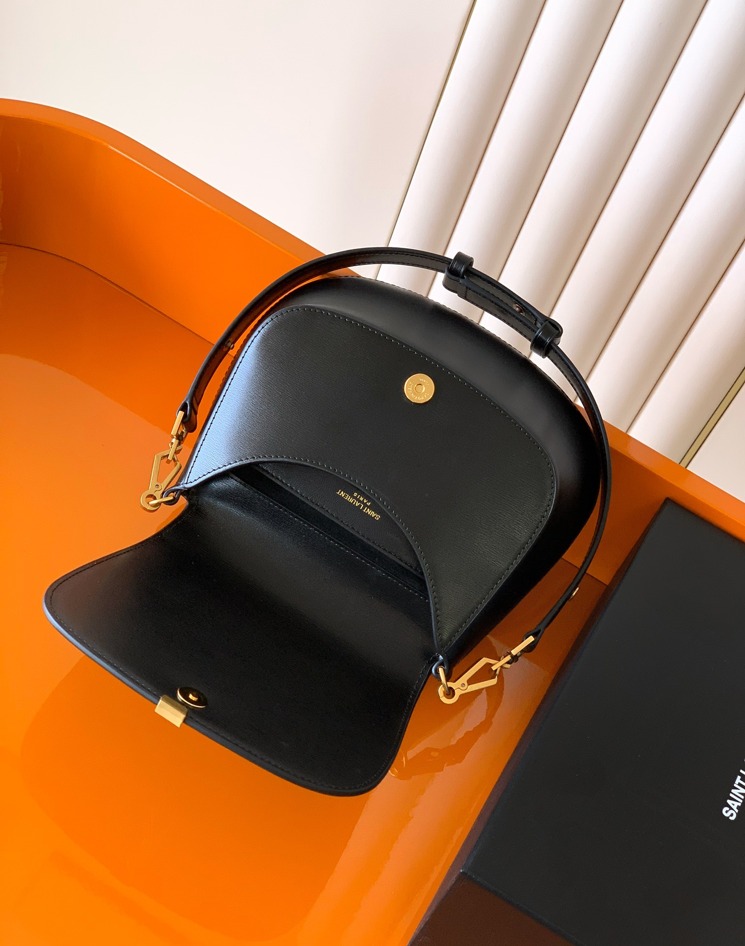 Voltaire 腋下/馬鞍包 - 独特なデザインと高級感