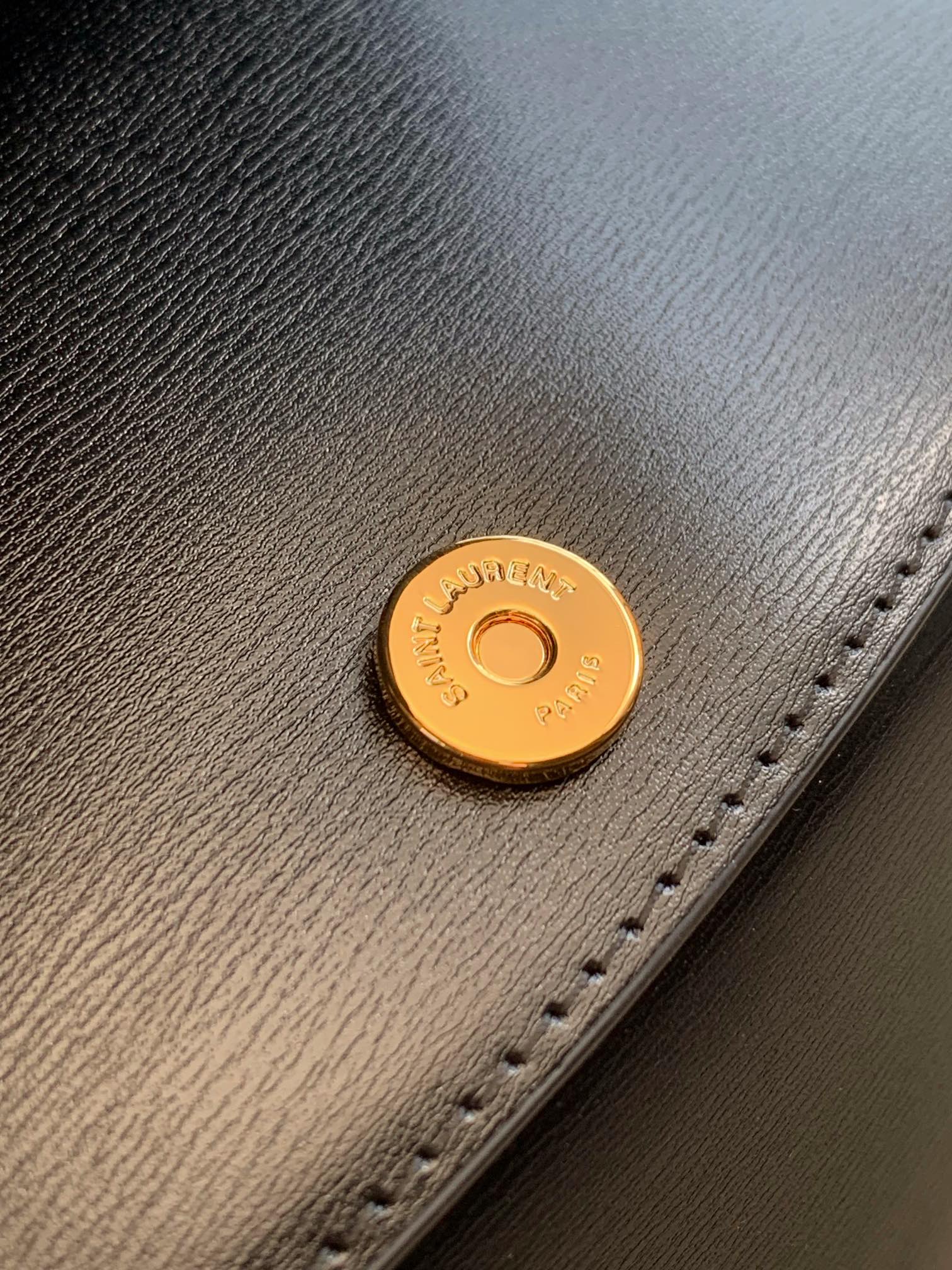 Voltaire 腋下/馬鞍包 - 独特なデザインと高級感