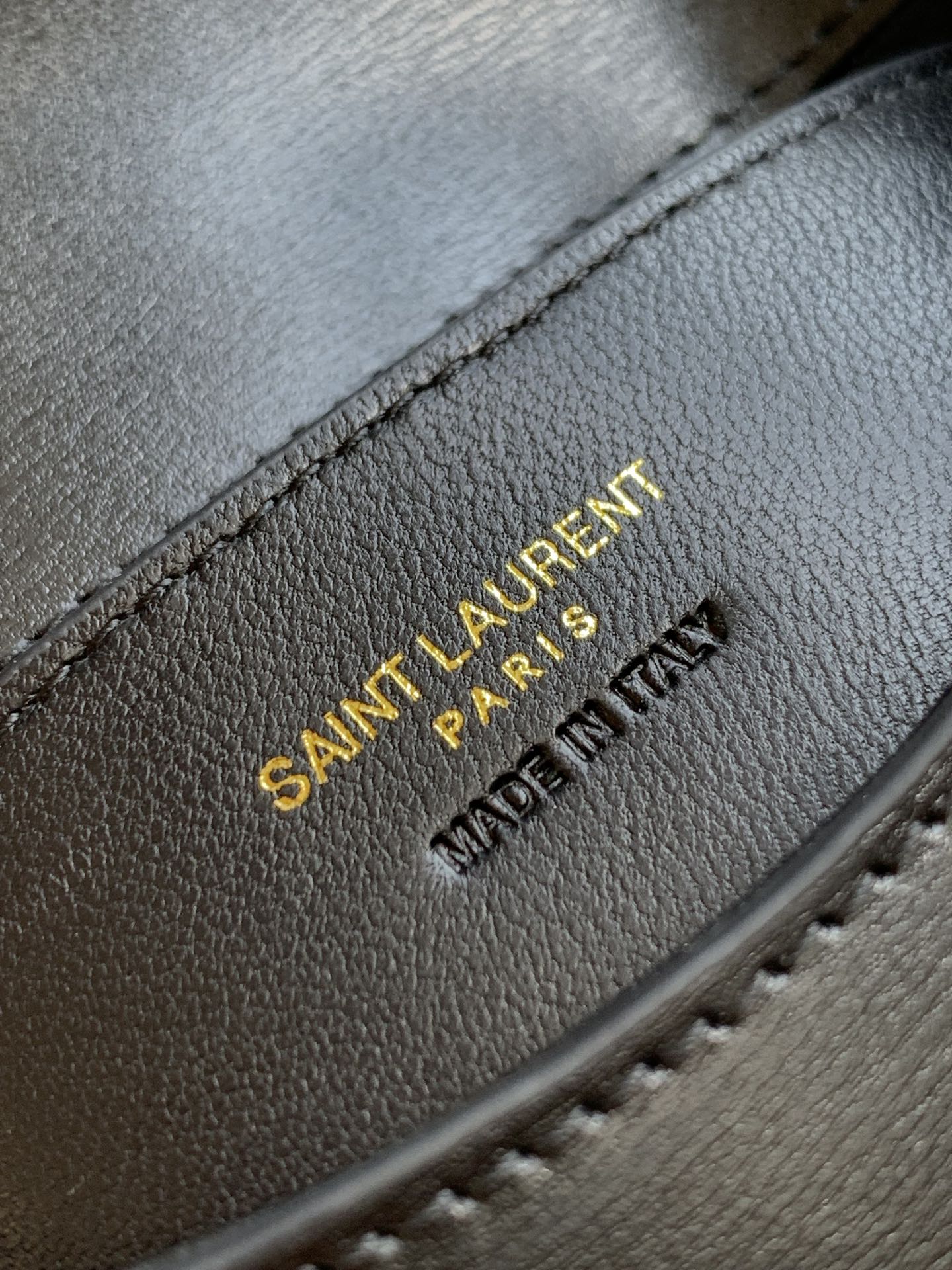 Voltaire 腋下/馬鞍包 - 独特なデザインと高級感