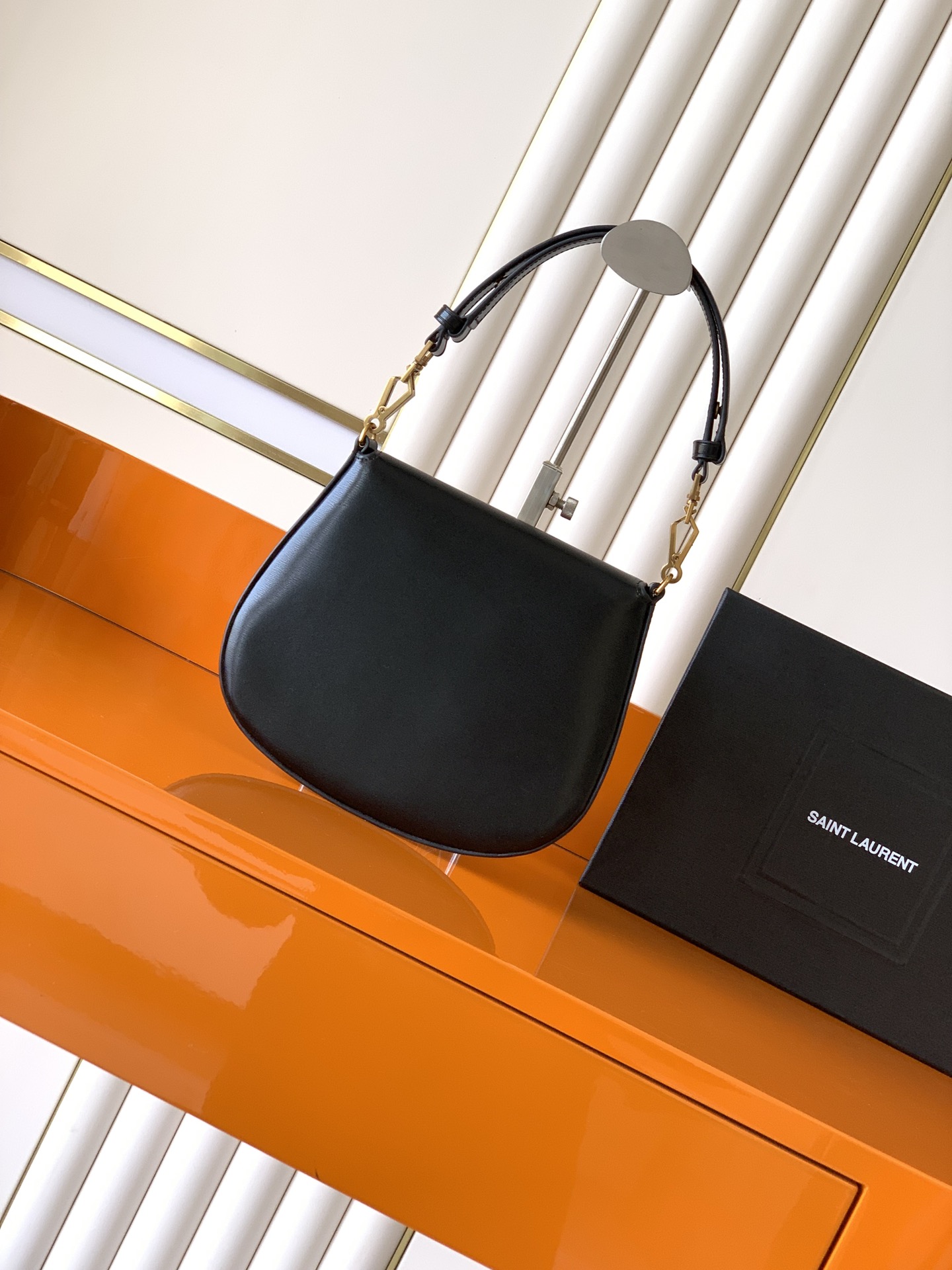 Voltaire 腋下/馬鞍包 - 独特なデザインと高級感