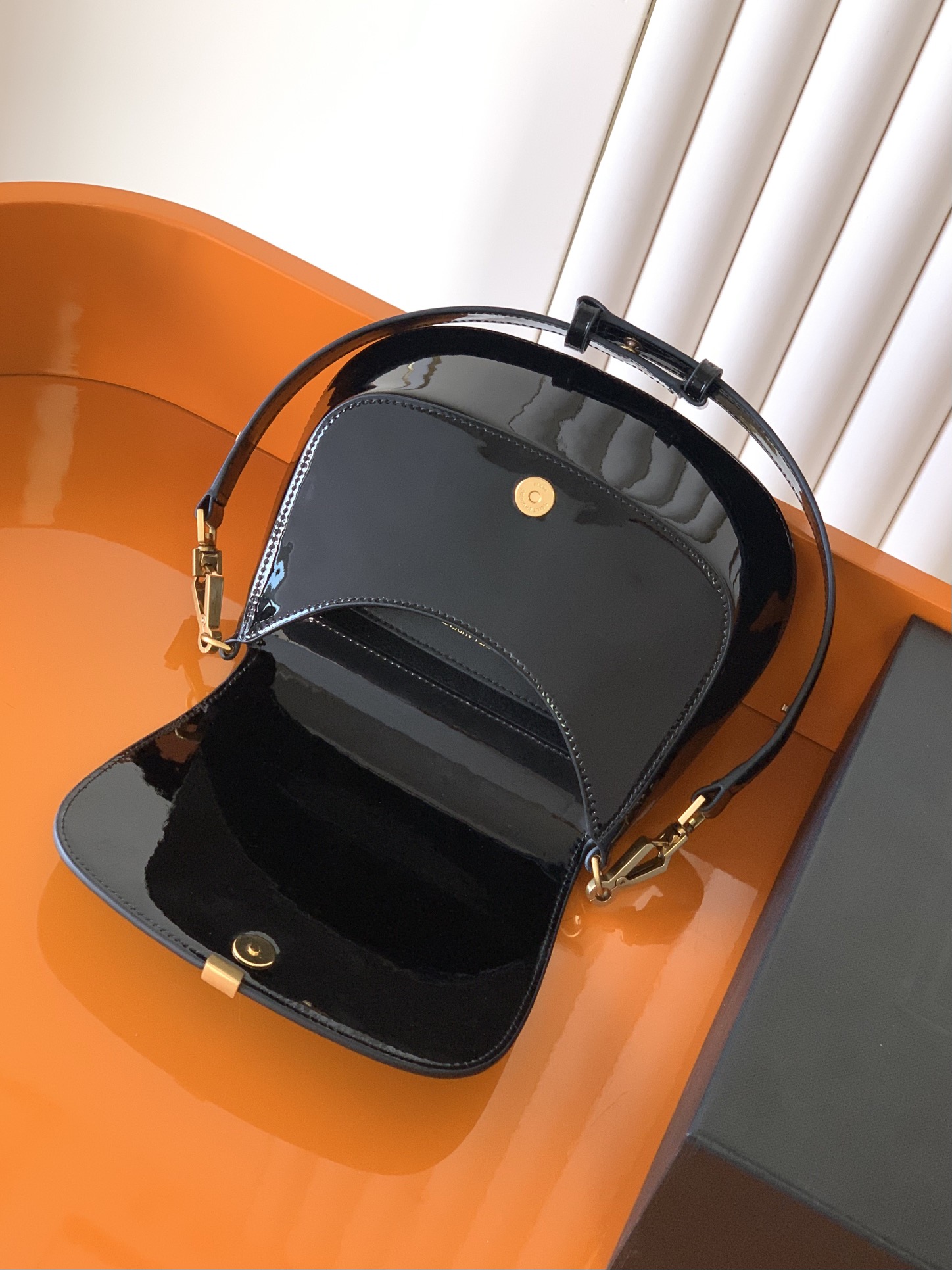 Voltaire 腋下/馬鞍バッグ - 洗練されたデザインと高級感