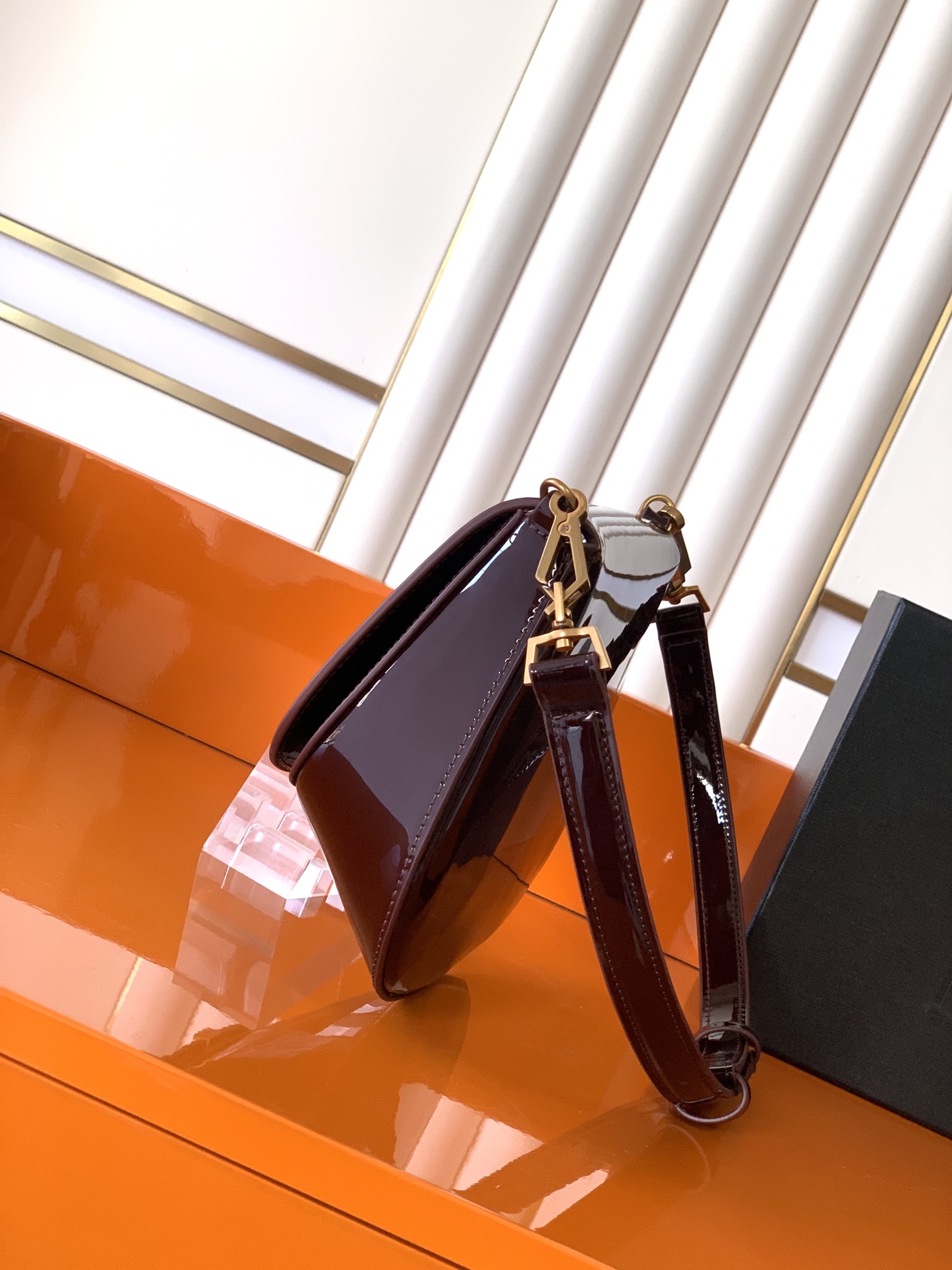 Voltaire 腋下/馬鞍バッグ - 独特なデザインと高級感