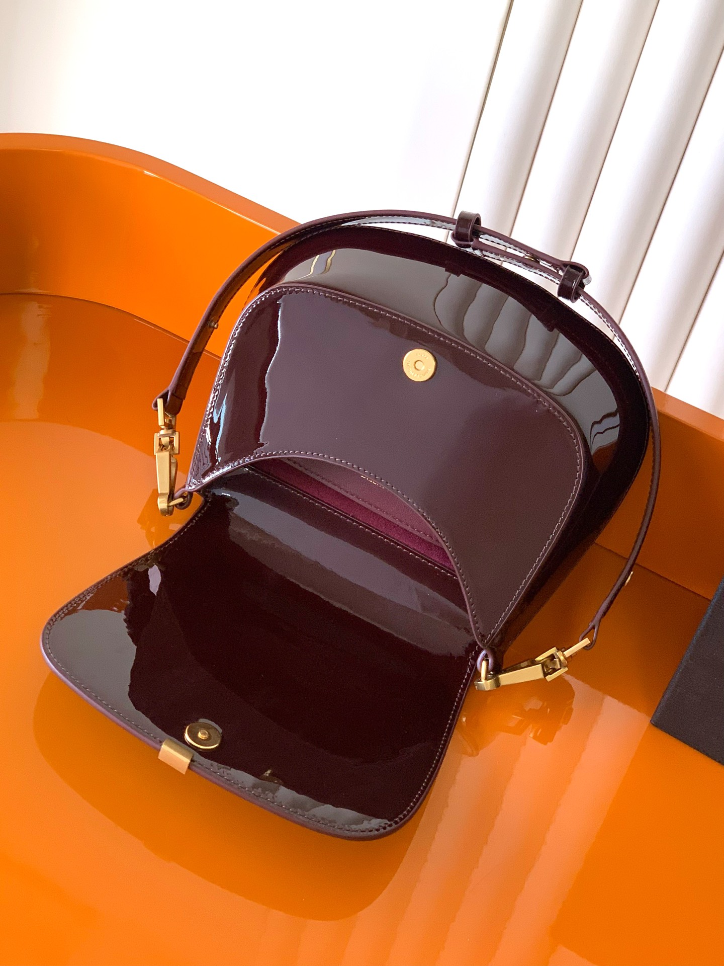 Voltaire 腋下/馬鞍バッグ - 独特なデザインと高級感