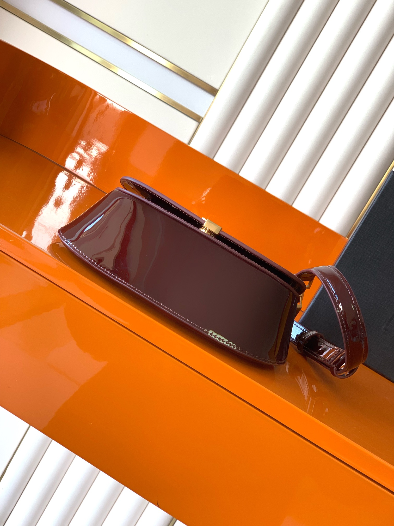 Voltaire 腋下/馬鞍バッグ - 独特なデザインと高級感