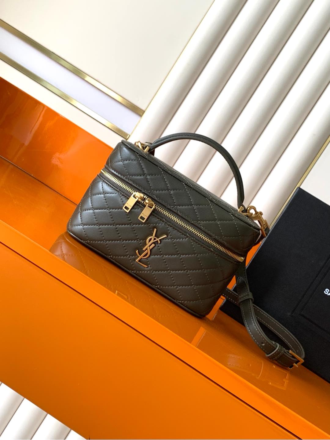 LE CASSANDRE羊皮革ミニショルダーバッグ