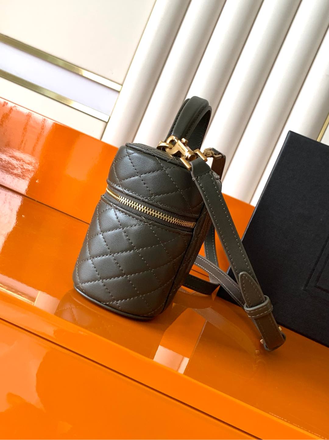 LE CASSANDRE羊皮革ミニショルダーバッグ