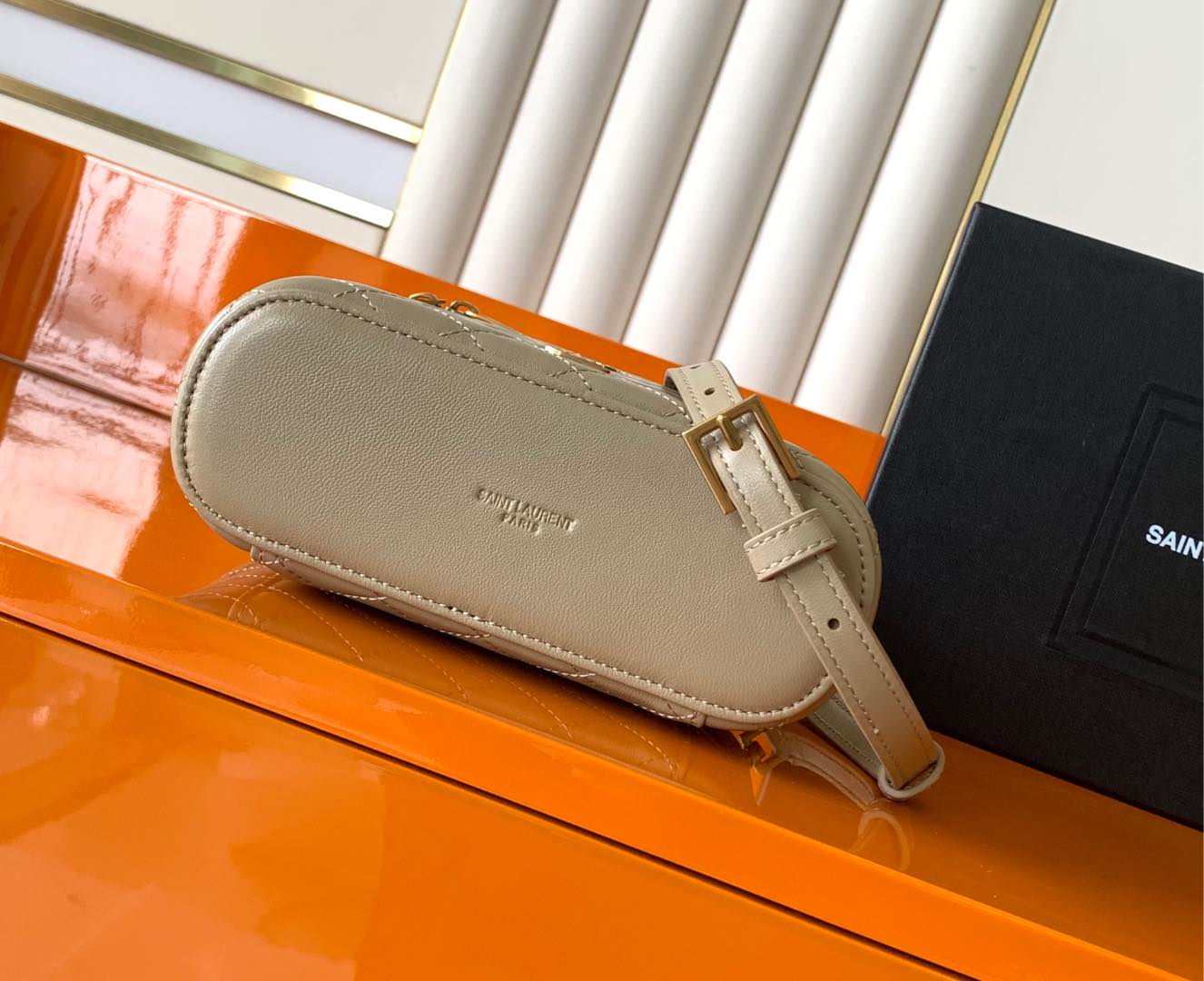 独家背景 羊皮杏手拿包 - 多機能でおしゃれなデザイン