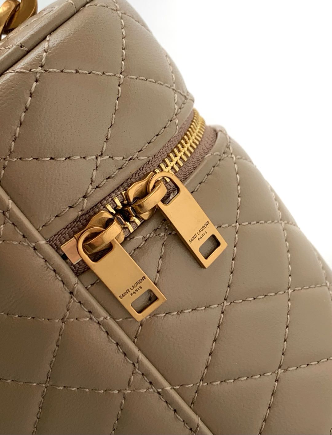 独家背景 羊皮杏手拿包 - 多機能でおしゃれなデザイン