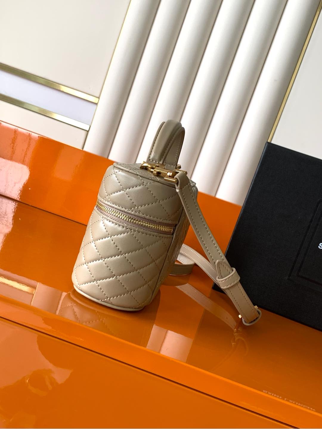 独家背景 羊皮杏手拿包 - 多機能でおしゃれなデザイン