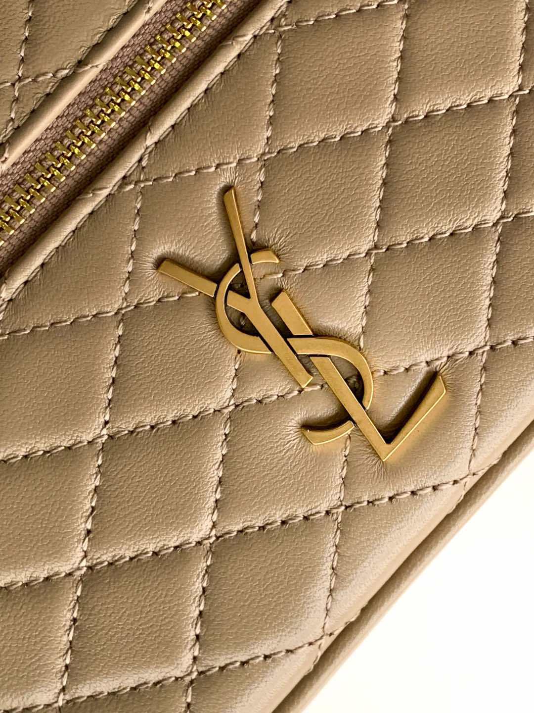 独家背景 羊皮杏手拿包 - 多機能でおしゃれなデザイン