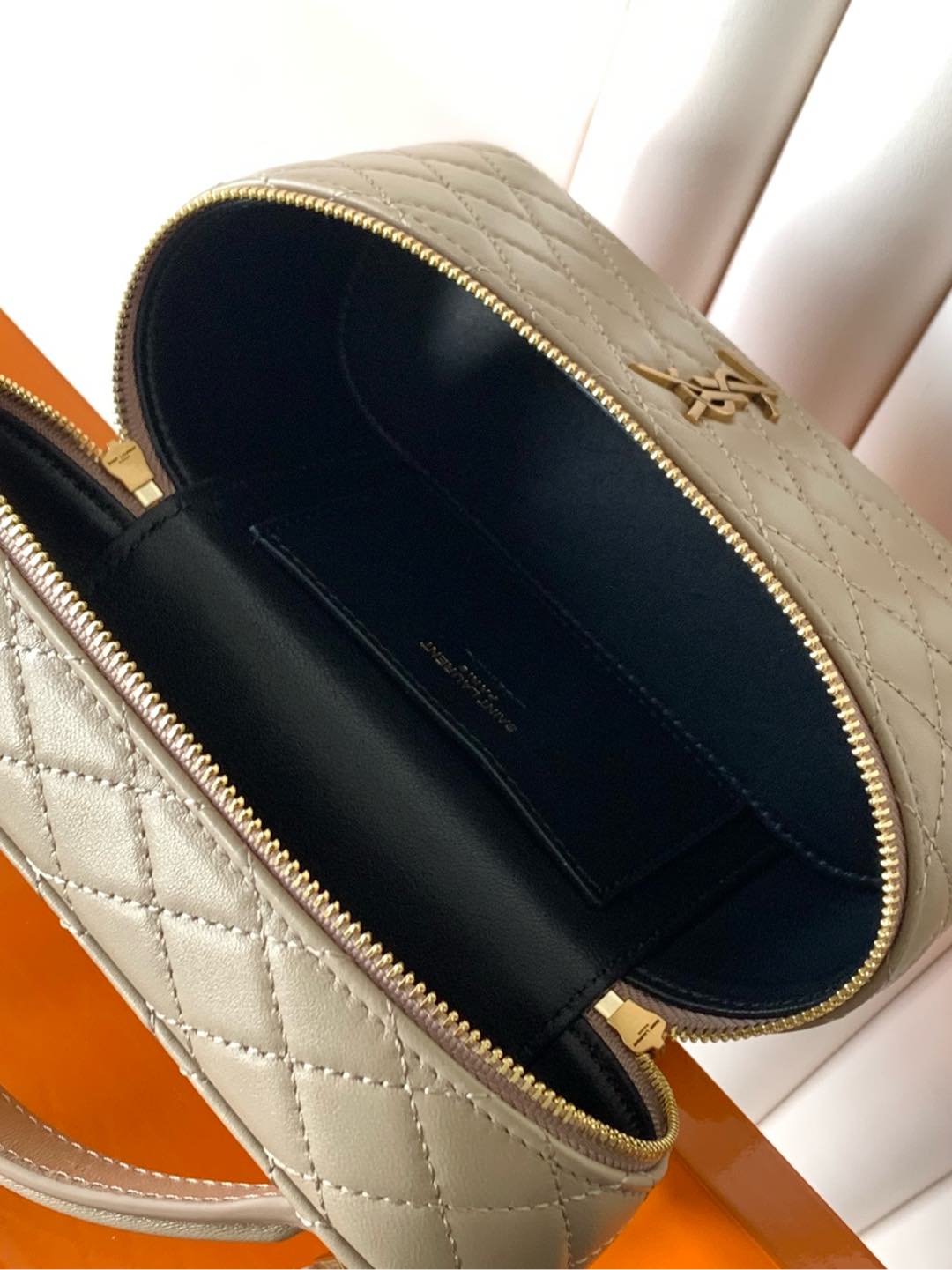 独家背景 羊皮杏手拿包 - 多機能でおしゃれなデザイン