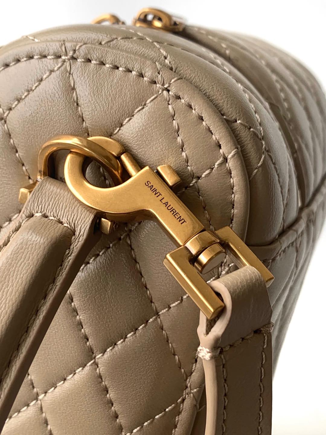 独家背景 羊皮杏手拿包 - 多機能でおしゃれなデザイン