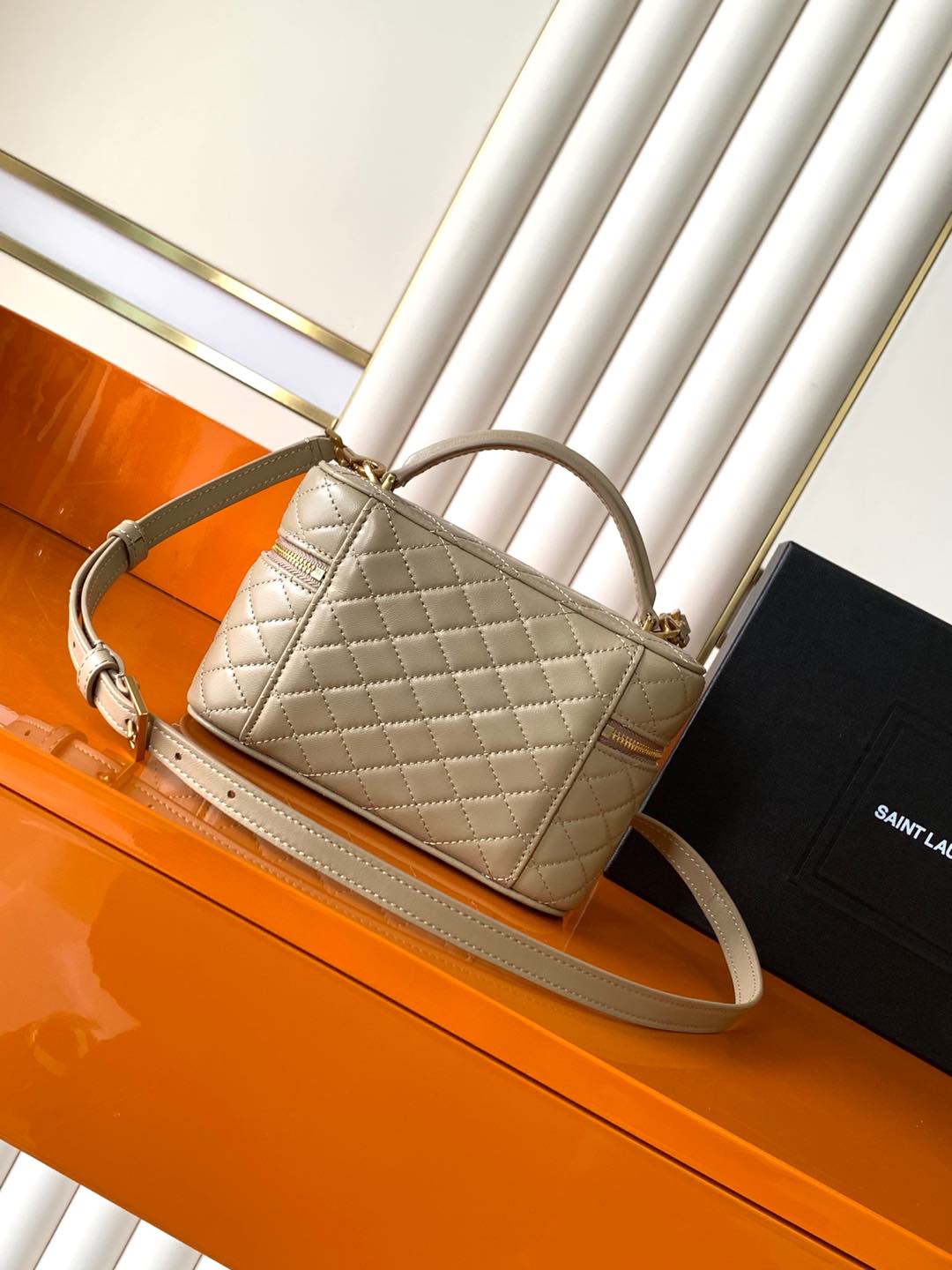 独家背景 羊皮杏手拿包 - 多機能でおしゃれなデザイン