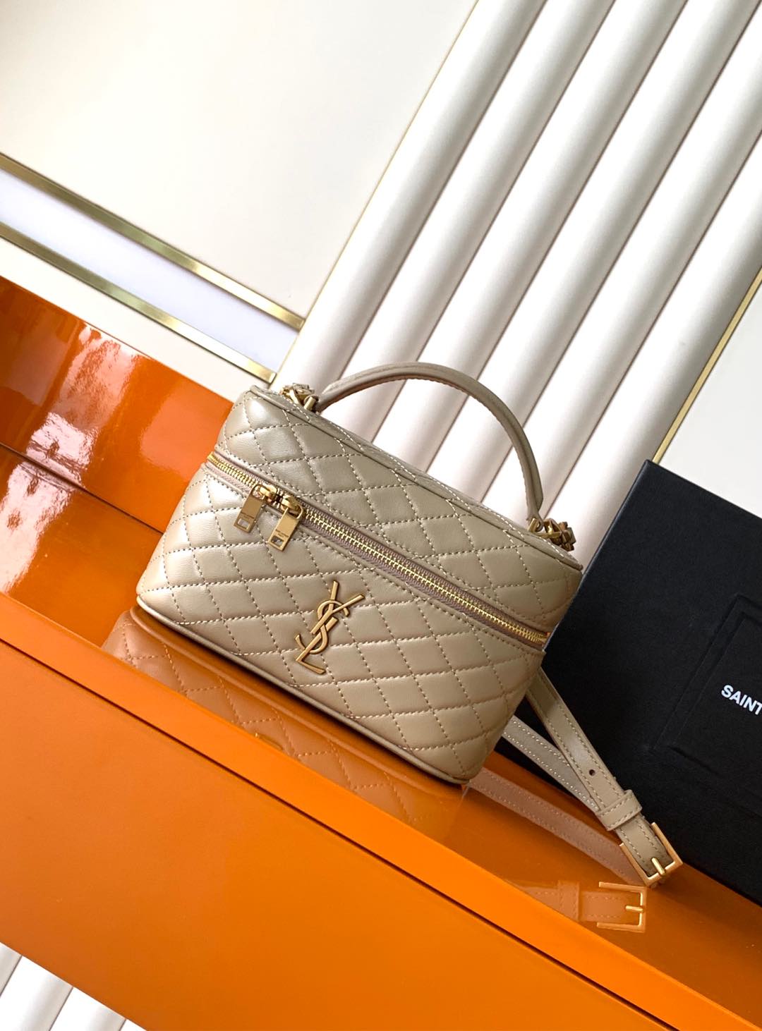 独家背景 羊皮杏手拿包 - 多機能でおしゃれなデザイン