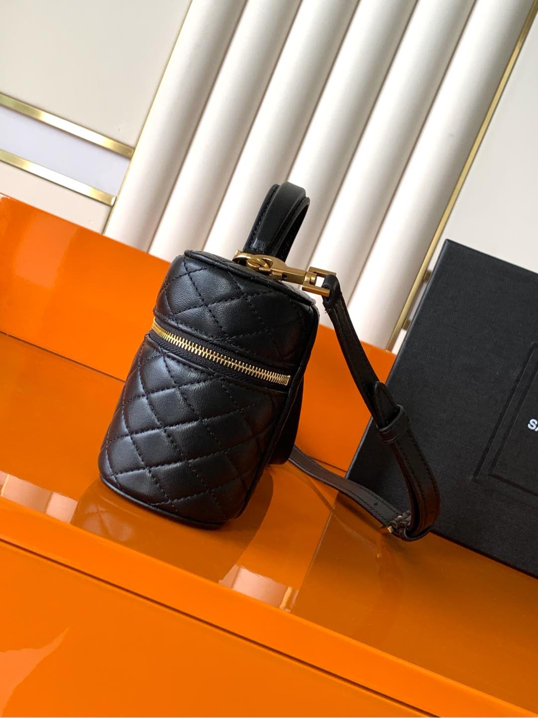 独家背景羊皮革ミニ手拿包 - 多機能デザインと調整可能なショルダーストラップ