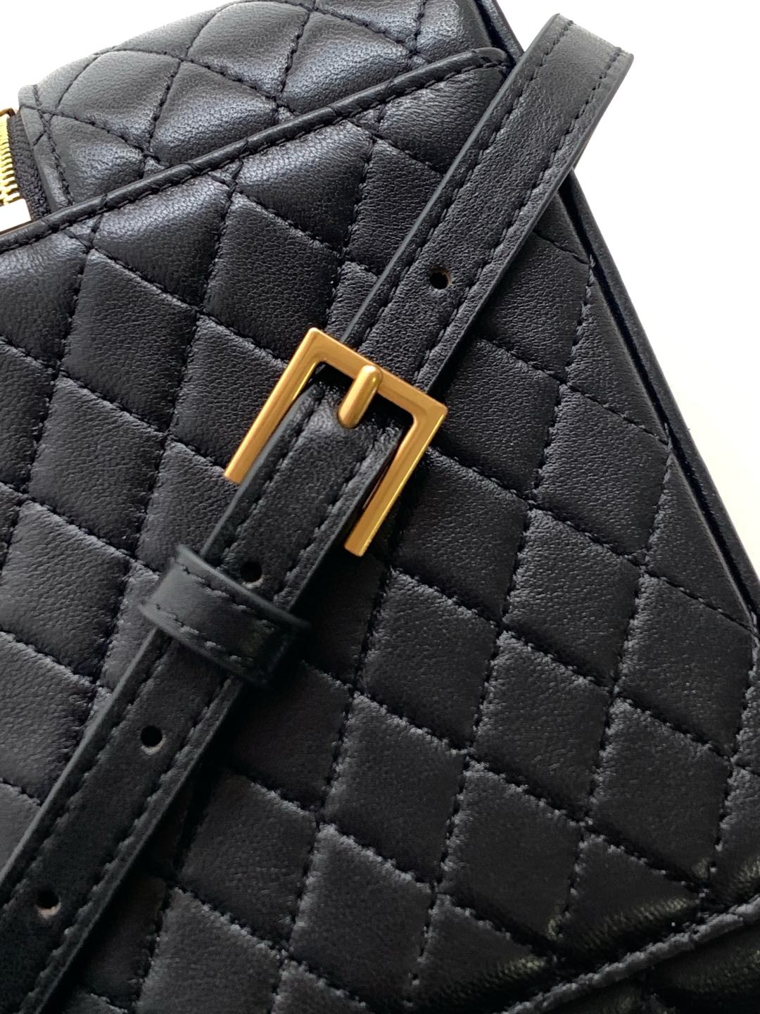 独家背景羊皮革ミニ手拿包 - 多機能デザインと調整可能なショルダーストラップ