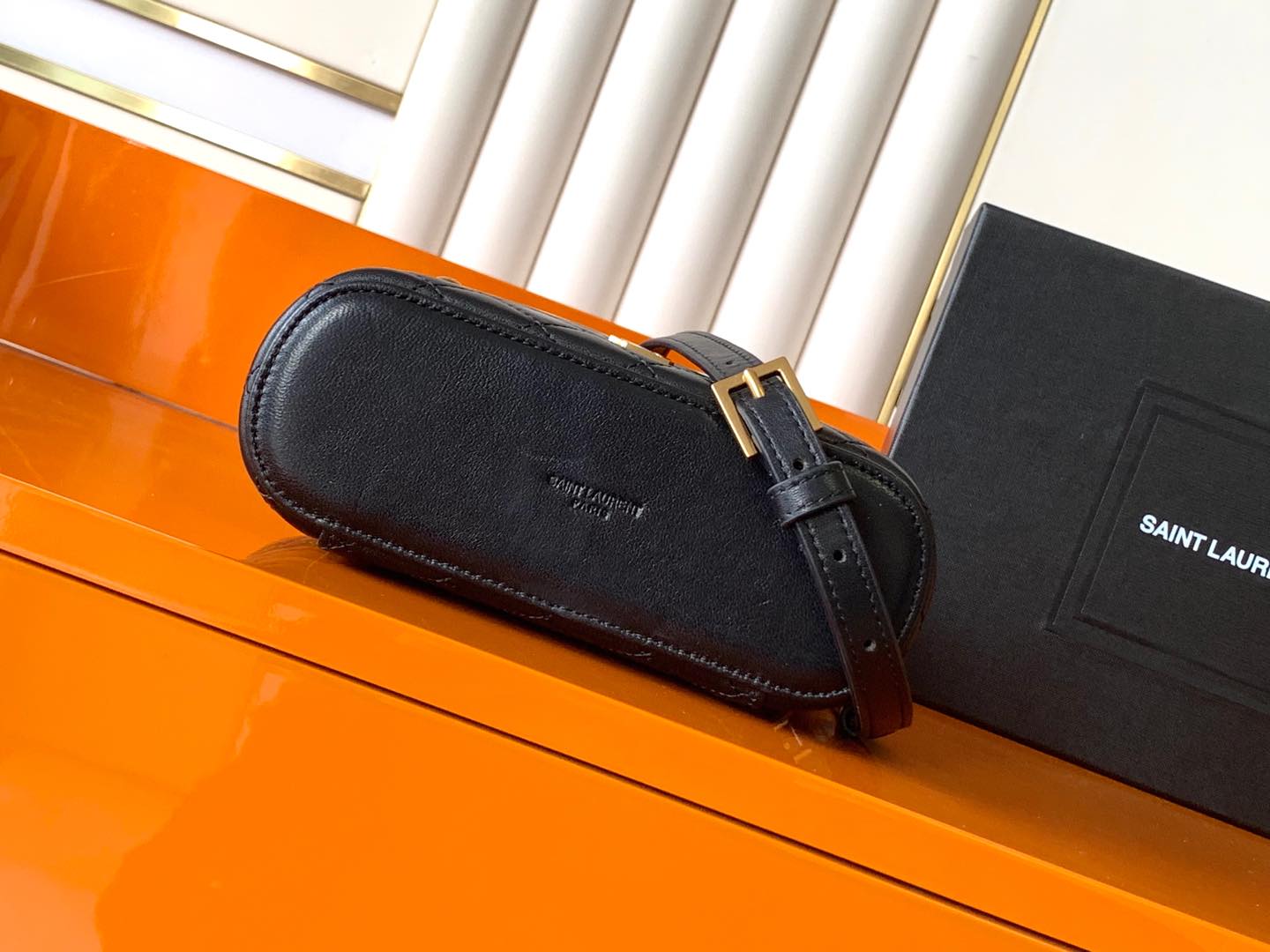 独家背景羊皮革ミニ手拿包 - 多機能デザインと調整可能なショルダーストラップ