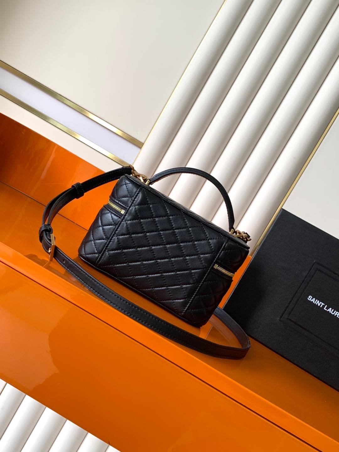 独家背景羊皮革ミニ手拿包 - 多機能デザインと調整可能なショルダーストラップ