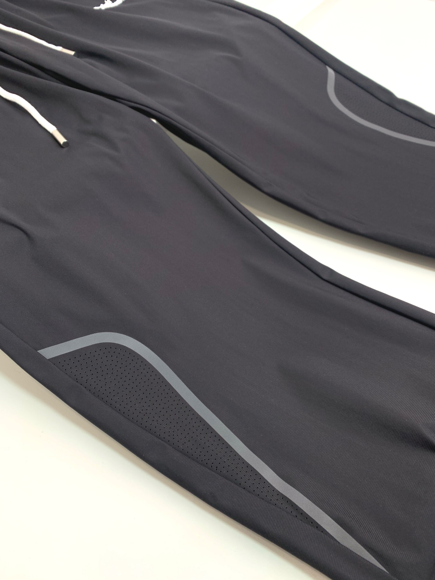 爆款来袭JS鸟家2024春夏新品男士卫裤上身效果特别棒一洗就干面料舒适有型！透气舒适耐用带来富有弹性的表