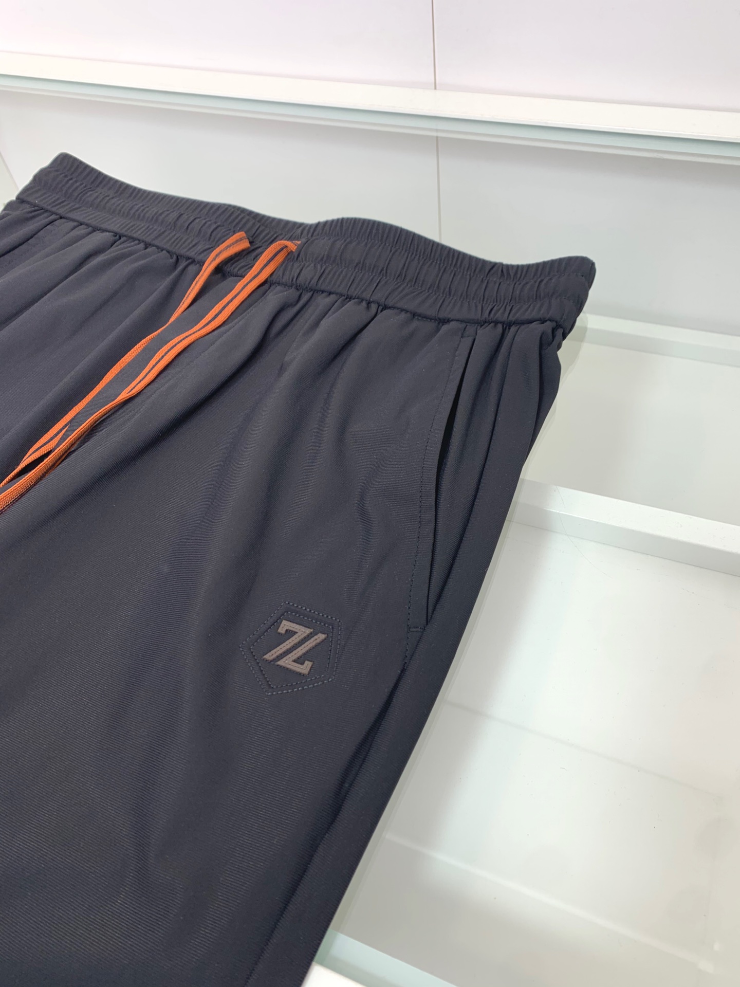 ZZ2024最新薄款抽绳休闲裤卫裤都市轻奢格调很经典的一款两侧插袋标志logo设计.口袋处品牌标志点缀.