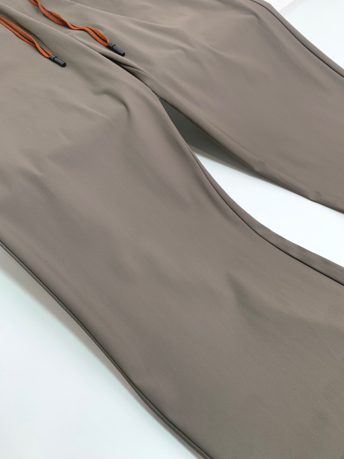 ZZ2024最新薄款抽绳休闲裤卫裤都市轻奢格调很经典的一款两侧插袋标志logo设计.口袋处品牌标志点缀.