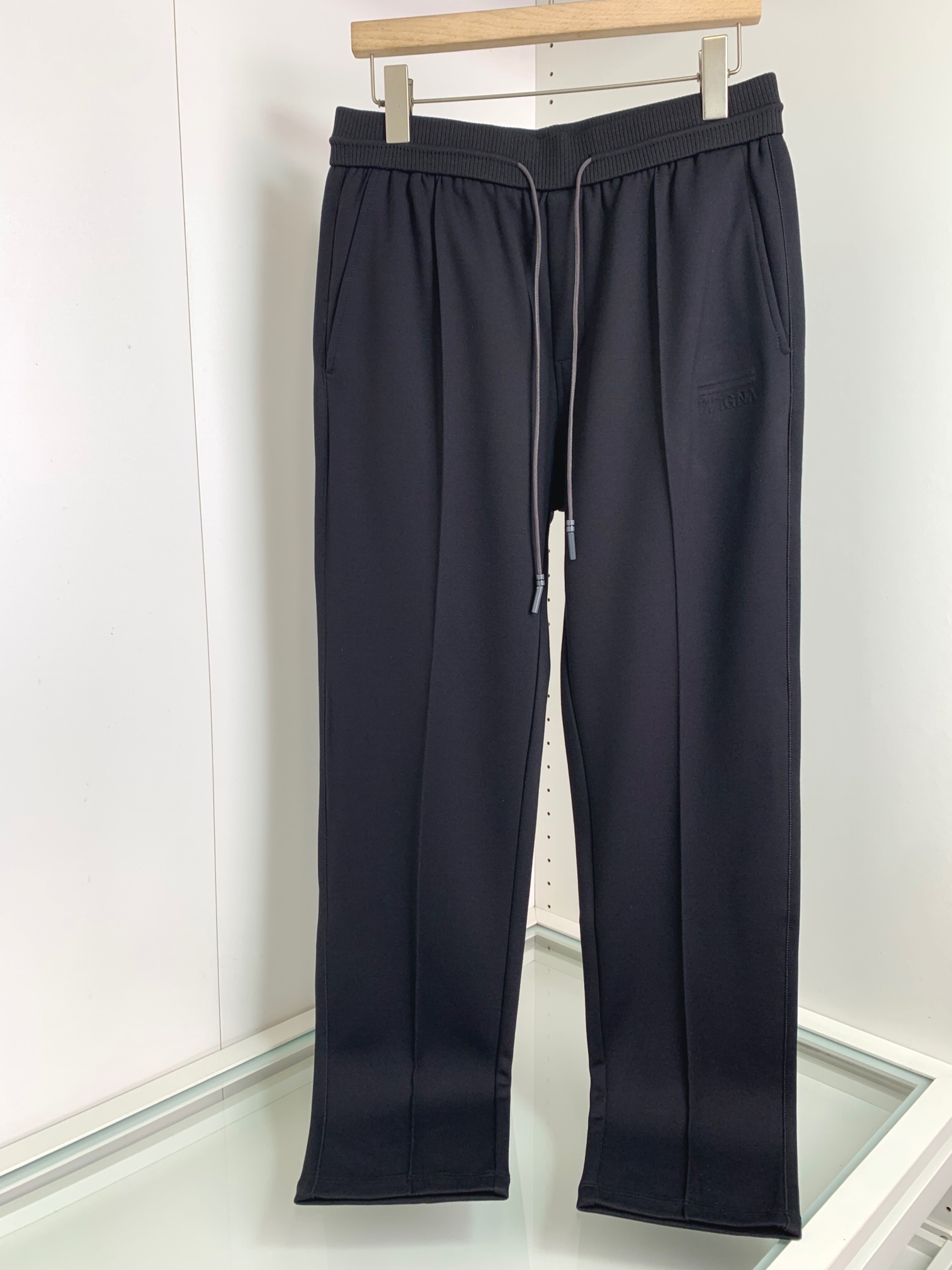 NO:131029,ZZ autumn and winter new products for sale, classic small straight casual sleeves, restrained and low-key design style, front pocket brand logo embellishment, slightly wide cut on the style, more fashionable and trendy than standard tailoring, the fabric is made of customer-supplied high-strength pure cotton material, the upper body is breathable, soft and skin-friendly, delicate, elastic waist drawstring, the middle seam design does not have to worry about the discomfort of being too loose or too tight 8802, color black blue Size number M 3XL 2402001 M Size waist 74 78 hip 104 trousers length 101; L Size waist 78 82 hip 108 trousers length 102; XL Size waist 82 86 hip 112 trousers length 103; XXL Size waist 86 90 hip 116 trousers length 104; 3XL Size waist 90  94 hip circumference 120 pants length 105;,alexander wang19860909ZZ秋冬新品 柜在售 经典款小直筒休闲卫裤 内敛低调的设计风格,前口袋品牌logo标志点缀 版型上采用微阔的剪裁 相比标准的剪裁 多了一点时尚潮流感 面料采用客供定织高支纯棉料,上身透气,柔软亲肤,手感细腻、 松紧腰围抽绳 中缝设计上身不用担心过松过紧 的不舒适感 8802,颜色 黑色 蓝色 码数M 3XL 2402001 M码腰围74 78臀围104裤长101； L码腰围78 82臀围108裤长102； XL码腰围82 86臀围112裤长103； XXL码腰围86 90臀围116裤长104； 3XL码腰围90 94臀围120裤长105；.,,alexander wang,Men's clothing