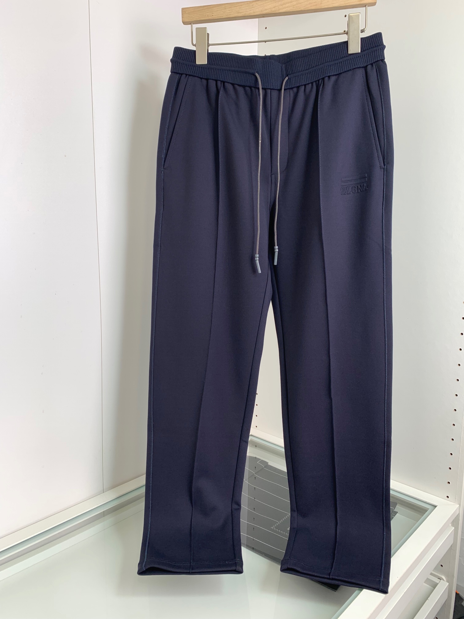 NO:131032,ZZ2025 new product cabinet for sale Classic small straight-leg casual sleeves Introverted and low-key design style, embellished with the front pocket brand logo logo. The style is slightly wide-cut. Compared with the standard tailoring, it has a little more fashionable and trendy. The fabric is made of customer-supplied high-strength pure cotton material. The upper body is breathable, soft and skin-friendly, with delicate touch, elastic waist drawstring. The middle seam design does not have to worry about the discomfort of being too loose or too tight. 8802, color black blue, size M 3XL 2402001 M size waist 74 78 hip 104 trousers length 101; L size waist 78 82 hip 108 trousers length 102; XL size waist 82 86 hip 112 trousers length 103; XXL size waist 86 90 hip 116 trousers length 104; 3XL size waist 90  94 hip circumference 120 pants length 105;,alexander wang19860909ZZ2025新品 柜在售 经典款小直筒休闲卫裤 内敛低调的设计风格,前口袋品牌logo标志点缀 版型上采用微阔的剪裁 相比标准的剪裁 多了一点时尚潮流感 面料采用客供定织高支纯棉料,上身透气,柔软亲肤,手感细腻、 松紧腰围抽绳 中缝设计上身不用担心过松过紧 的不舒适感 8802,颜色 黑色 蓝色 码数M 3XL 2402001 M码腰围74 78臀围104裤长101； L码腰围78 82臀围108裤长102； XL码腰围82 86臀围112裤长103； XXL码腰围86 90臀围116裤长104； 3XL码腰围90 94臀围120裤长105；.,,alexander wang,Men's clothing