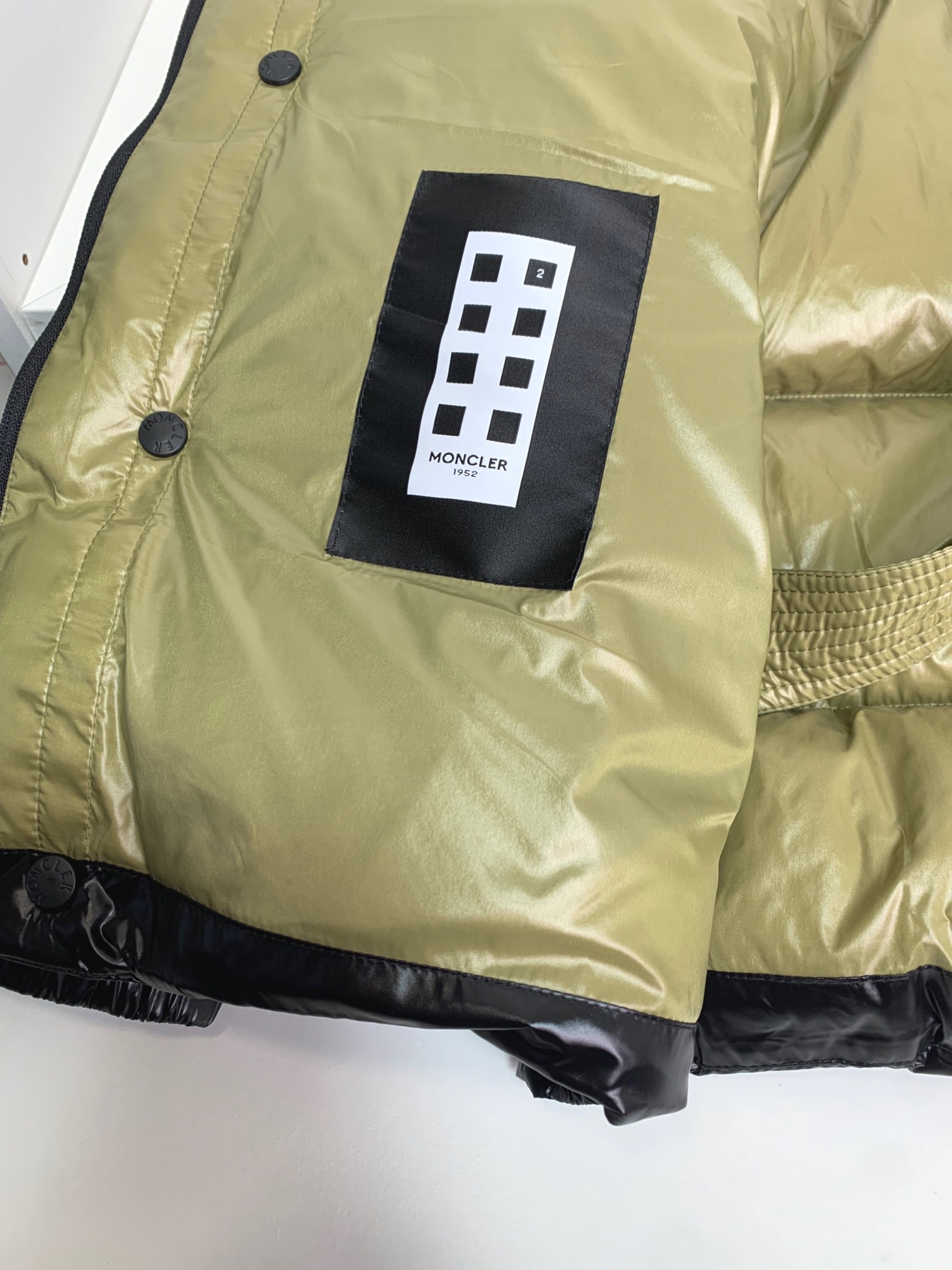 MON2025秋冬重磅好货‼️时尚立领鹅绒羽绒服外套. 手臂经典logo裝饰设计，可大大提升了穿着实用性