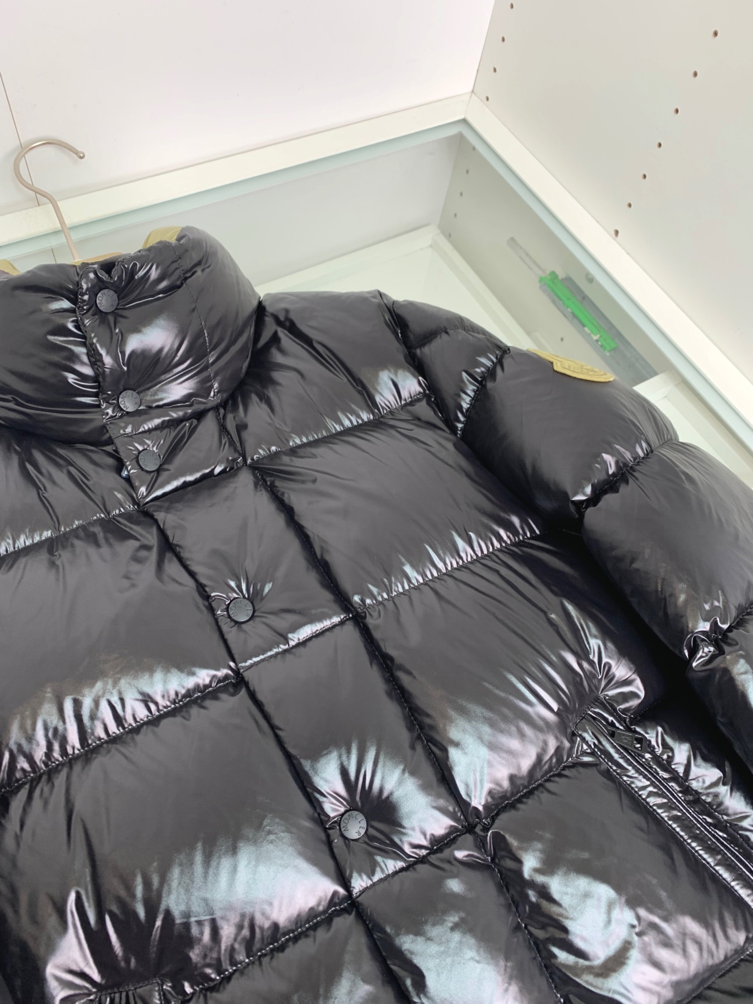 MON2025秋冬重磅好货‼️时尚立领鹅绒羽绒服外套. 手臂经典logo裝饰设计，可大大提升了穿着实用性