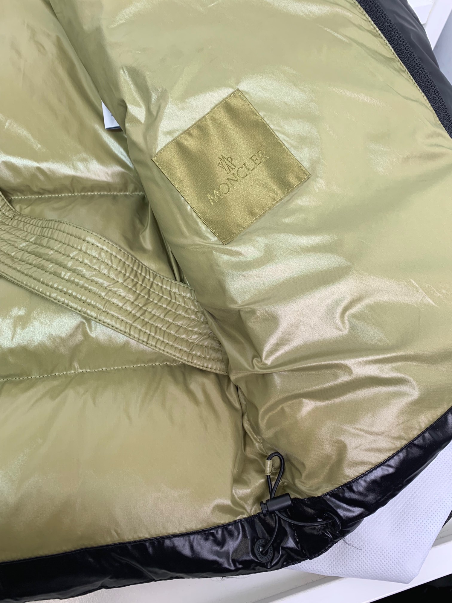 MON2025秋冬重磅好货‼️时尚立领鹅绒羽绒服外套. 手臂经典logo裝饰设计，可大大提升了穿着实用性