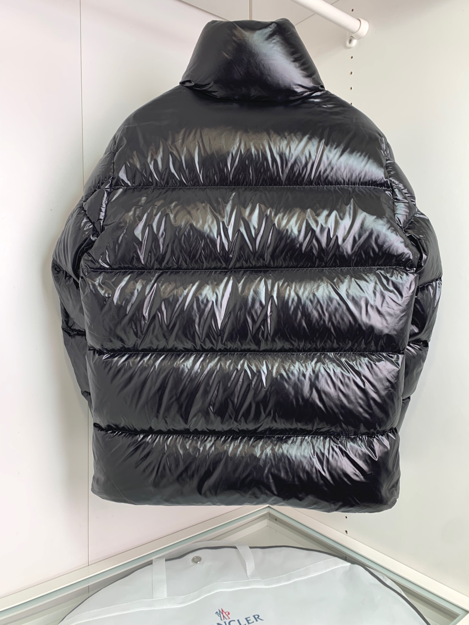 MON2025秋冬重磅好货‼️时尚立领鹅绒羽绒服外套. 手臂经典logo裝饰设计，可大大提升了穿着实用性