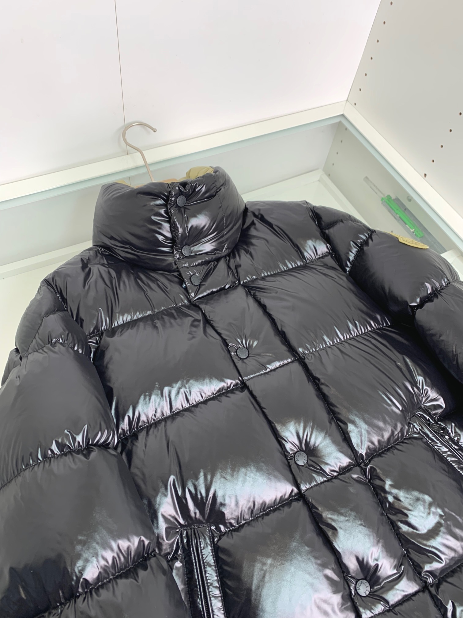 MON2025秋冬重磅好货‼️时尚立领鹅绒羽绒服外套. 手臂经典logo裝饰设计，可大大提升了穿着实用性