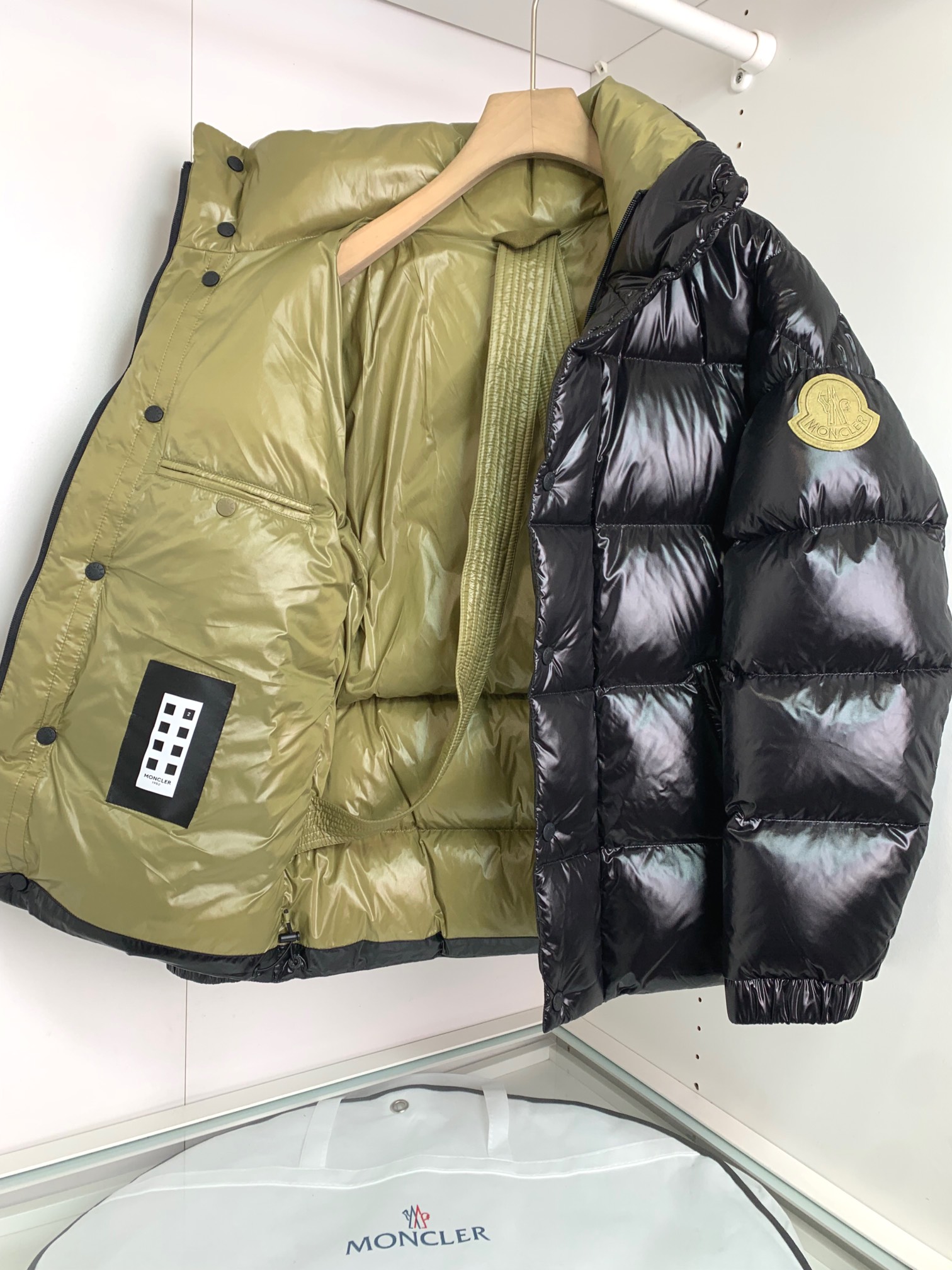 MON2025秋冬重磅好货‼️时尚立领鹅绒羽绒服外套. 手臂经典logo裝饰设计，可大大提升了穿着实用性