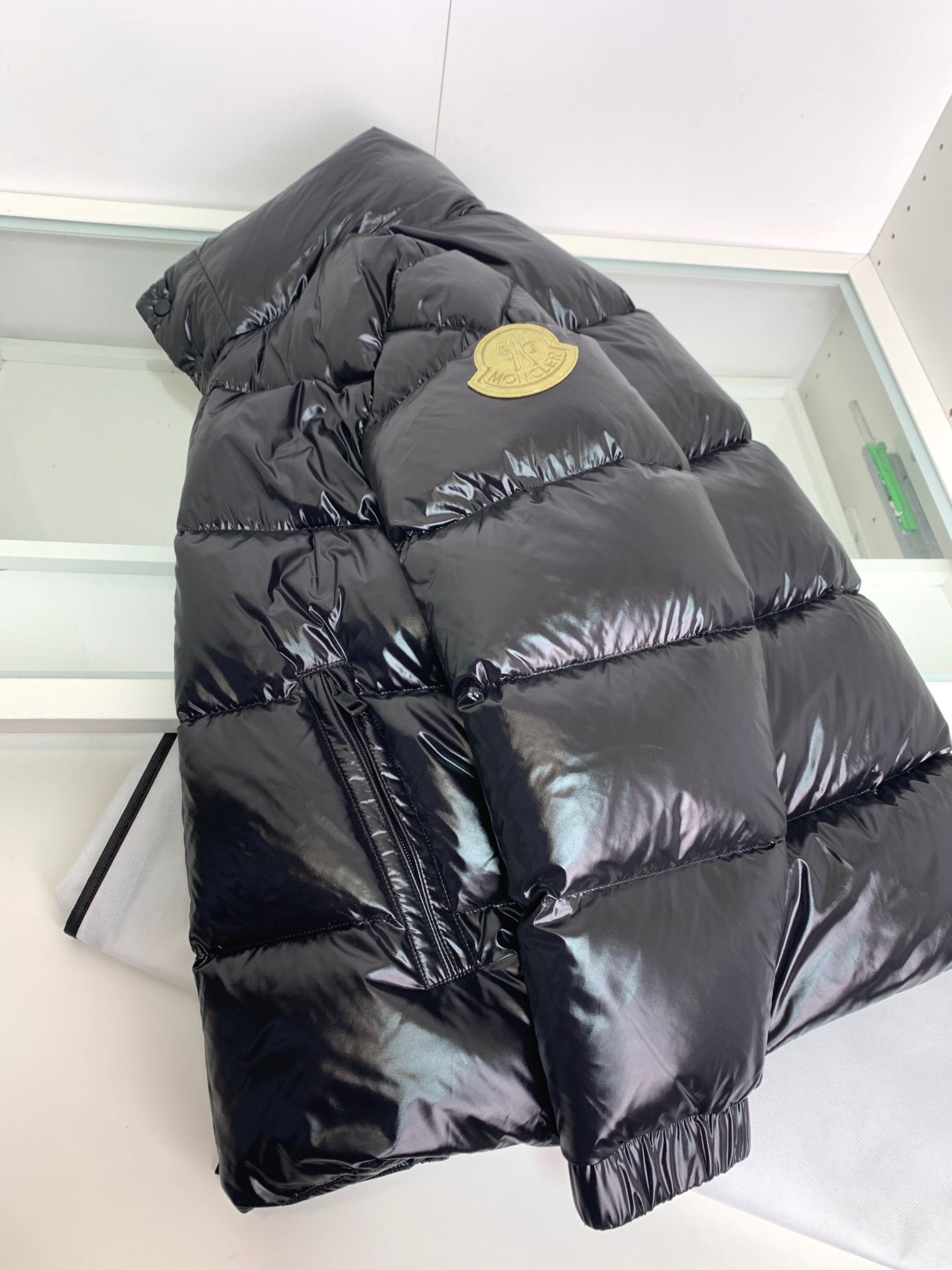 MON2025秋冬重磅好货‼️时尚立领鹅绒羽绒服外套. 手臂经典logo裝饰设计，可大大提升了穿着实用性