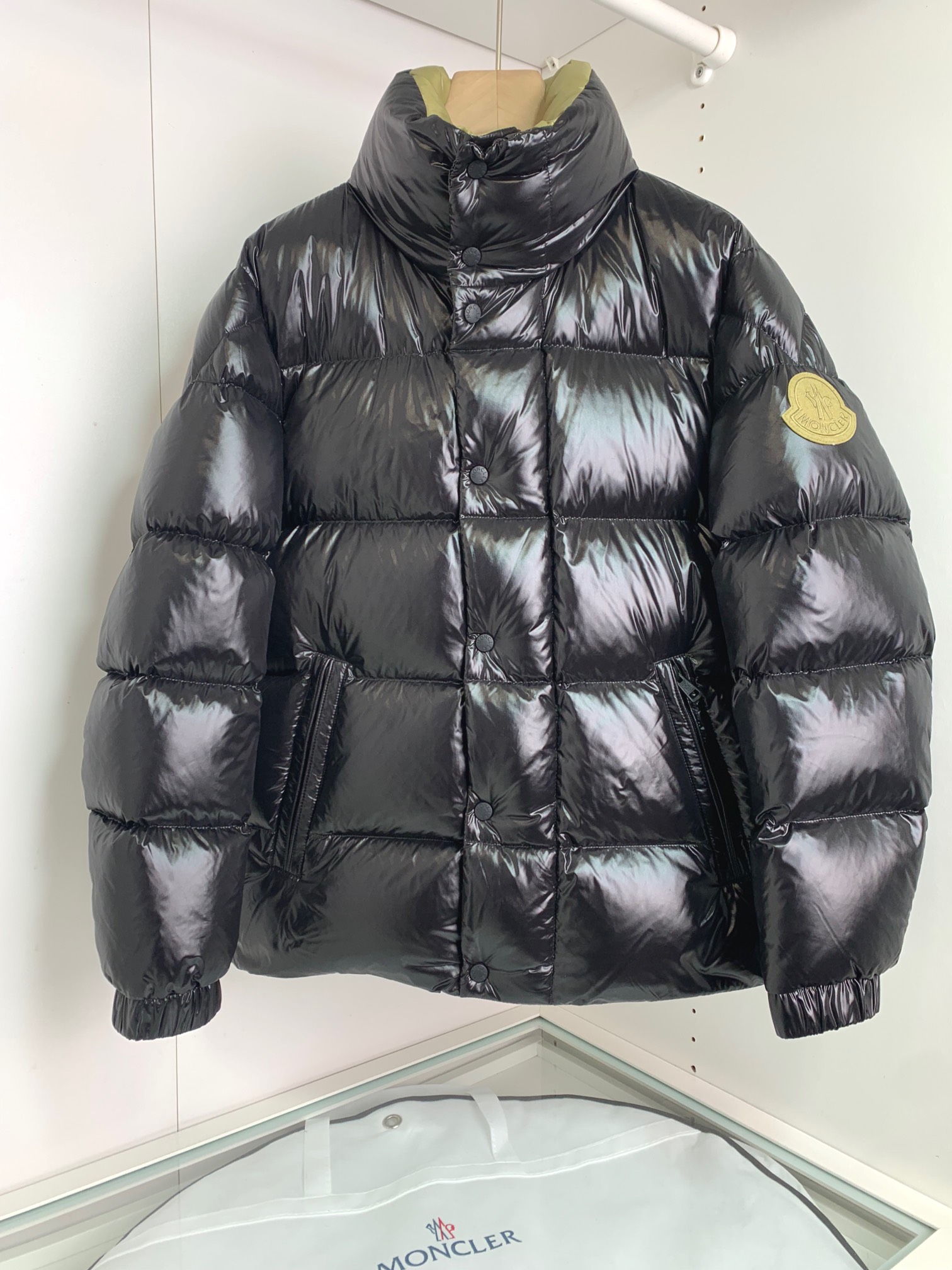 MON2025秋冬重磅好货‼️时尚立领鹅绒羽绒服外套. 手臂经典logo裝饰设计，可大大提升了穿着实用性