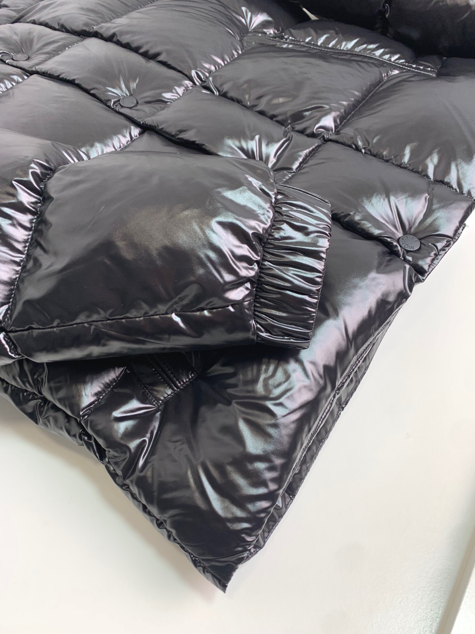 MON2025秋冬重磅好货‼️时尚立领鹅绒羽绒服外套. 手臂经典logo裝饰设计，可大大提升了穿着实用性