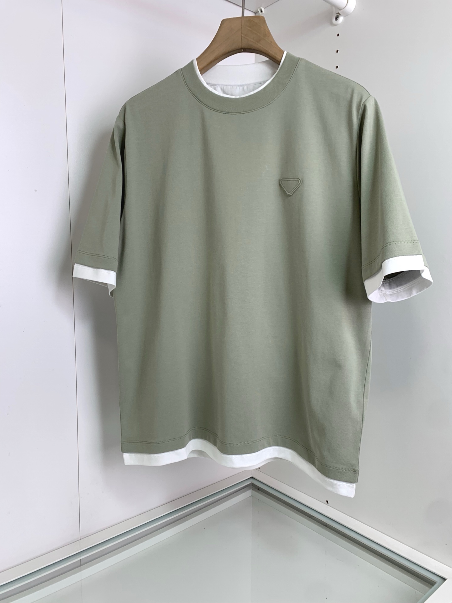 NO:123327,2025 Spring and Summer New Product Quality Control Recommendation Round Neck Contrast T-shirt Layered Contrast T-shirt Design with Triangle Tags on the Chest Let the overall match give a three-dimensional layering Shorts Jeans Spring and Autumn Interior Matching can all be classic and versatile, slightly fit the neck, and the upper body is more fashionable. Italian-style cut The master has been debugging several times in 10 years to adjust the seemingly simple style. The upper itself is crisp, the lower body is slightly loose, and it is also very inclusive to the wearer's figure. The fabric is made of pure cotton. The characteristics of velvet length make the fabric dyeing better. The surface color has a warm and shiny feeling. It is high-end and highlights high-end. The upper body is skin-friendly. Comfortable. Breathable. The high density makes the overall crisp and stylish. I like his design. Highly recommended 88530, color Angle red, light green, dark green  Size M-3XL M size shoulder width 45 bust 108 long 69 sleeves 28 long; L size shoulder width 46 bust 112 long 70 sleeves 28.5 long; XL size shoulder width 47 bust 116 long 71 sleeves 29; XXL size shoulder width 48 bust 120 long 72 sleeves 29.5; 3XL size shoulder width 49 bust 124 long 73 sleeves 30;, shorts, jeans,tees, t-shirt,alexander wang198609092025春夏新品 品质控推荐 圆领撞色T恤衫 叠穿撞色边的设计 胸口三角标点缀 让整体搭配赋予立体的层次感 短裤 牛仔裤 春秋内搭 都能经典百搭 微微贴合颈部 上身更显时尚感 意式微阔的剪裁 10年老师傅几次调试才能把看似简单的版型 调整最理想的状态 上本身挺括 衣下身微微宽松 穿上挺括有型的同时 对穿者身材很好的包容性, 面料采用纯棉材质 绒长的特点 让面料染色效果更好 表面色彩 有着温润的光泽感 高级的同时又凸显高档 上身亲肤 舒适 透气 密度高让整体挺括有型 喜欢他家的设计 强烈推荐 88530,颜色 安格红色 浅绿色 深绿色 码数M-3XL M码肩宽45胸围108衣长69袖长28； L码肩宽46胸围112衣长70袖长28.5； XL码肩宽47胸围116衣长71袖长29； XXL码肩宽48胸围120衣长72袖长29.5； 3XL码肩宽49胸围124衣长73袖长30；,,shorts,jeans,tees，t-shirt,alexander wang,Men's clothing