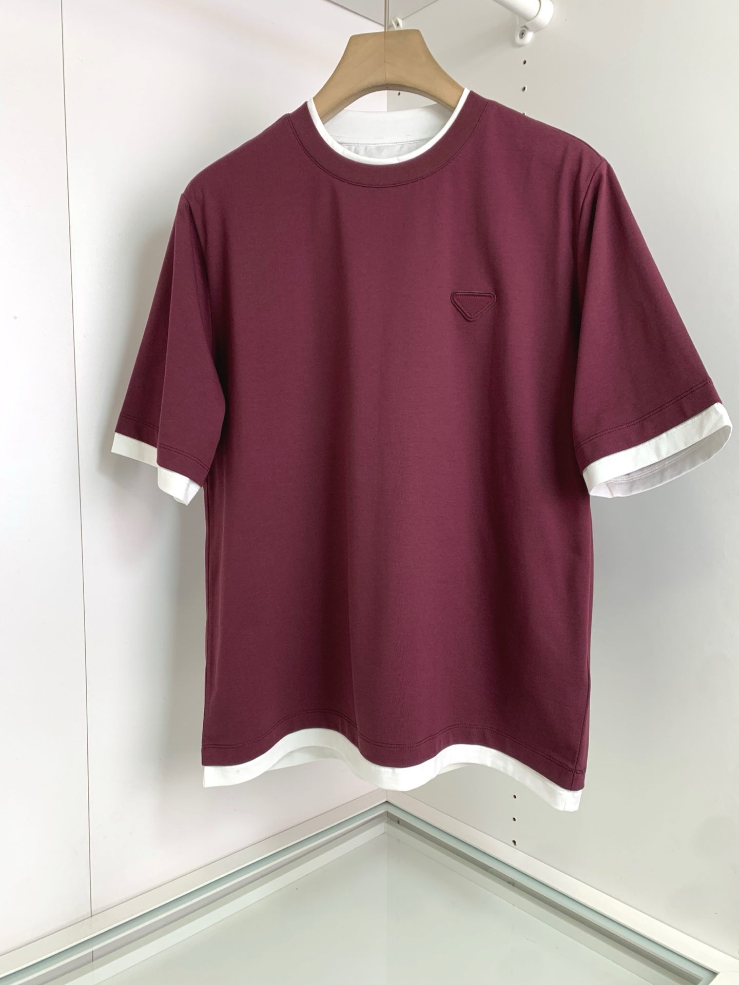 NO:123330,2025 Spring and Summer New Product Quality Control Recommendation Round-neck Contrast T-shirt Layered Contrast T-shirt Design with Triangle Tags on the Chest Let the overall match give a three-dimensional layering Shorts Jeans Spring and Autumn Interior Matching can all be classic and versatile, slightly fit the neck, and the upper body is more fashionable. Italian-style cut The master has been debugging several times in 10 years to adjust the seemingly simple style. The upper itself is crisp, the lower body is slightly loose, and it is very inclusive to the wearer's figure. The fabric is made of pure cotton. The characteristics of velvet length make the fabric dyeing better. The surface color has a warm and shiny feeling. It is high-end and highlights high-end. The upper body is skin-friendly. Comfortable. Breathable. The density makes the overall crisp and stylish. I like his design. Highly recommended 88530, red, light green, dark green. Number of code M-3XL  M size shoulder width 45 bust 108 clothes 69 sleeves 28; L size shoulder width 46 bust 112 clothes 70 sleeves 28.5; XL size shoulder width 47 bust 116 clothes 71 sleeves 29; XXL size shoulder width 48 bust 120 clothes 72 sleeves 29.5; 3XL size shoulder width 49 bust 124 clothes 73 sleeves 30;, shorts, jeans, tees, t-shirt, alexander wang198609092025春夏新品 品质控推荐 圆领撞色T恤衫 叠穿撞色边的设计 胸口三角标点缀 让整体搭配赋予立体的层次感 短裤 牛仔裤 春秋内搭 都能经典百搭 微微贴合颈部 上身更显时尚感 意式微阔的剪裁 10年老师傅几次调试才能把看似简单的版型 调整最理想的状态 上本身挺括 衣下身微微宽松 穿上挺括有型的同时 对穿者身材很好的包容性, 面料采用纯棉材质 绒长的特点 让面料染色效果更好 表面色彩 有着温润的光泽感 高级的同时又凸显高档 上身亲肤 舒适 透气 密度高让整体挺括有型 喜欢他家的设计 强烈推荐 88530,红色 浅绿色 深绿色 码数M-3XL M码肩宽45胸围108衣长69袖长28； L码肩宽46胸围112衣长70袖长28.5； XL码肩宽47胸围116衣长71袖长29； XXL码肩宽48胸围120衣长72袖长29.5； 3XL码肩宽49胸围124衣长73袖长30；,,shorts,jeans,tees，t-shirt,alexander wang,Men's clothing