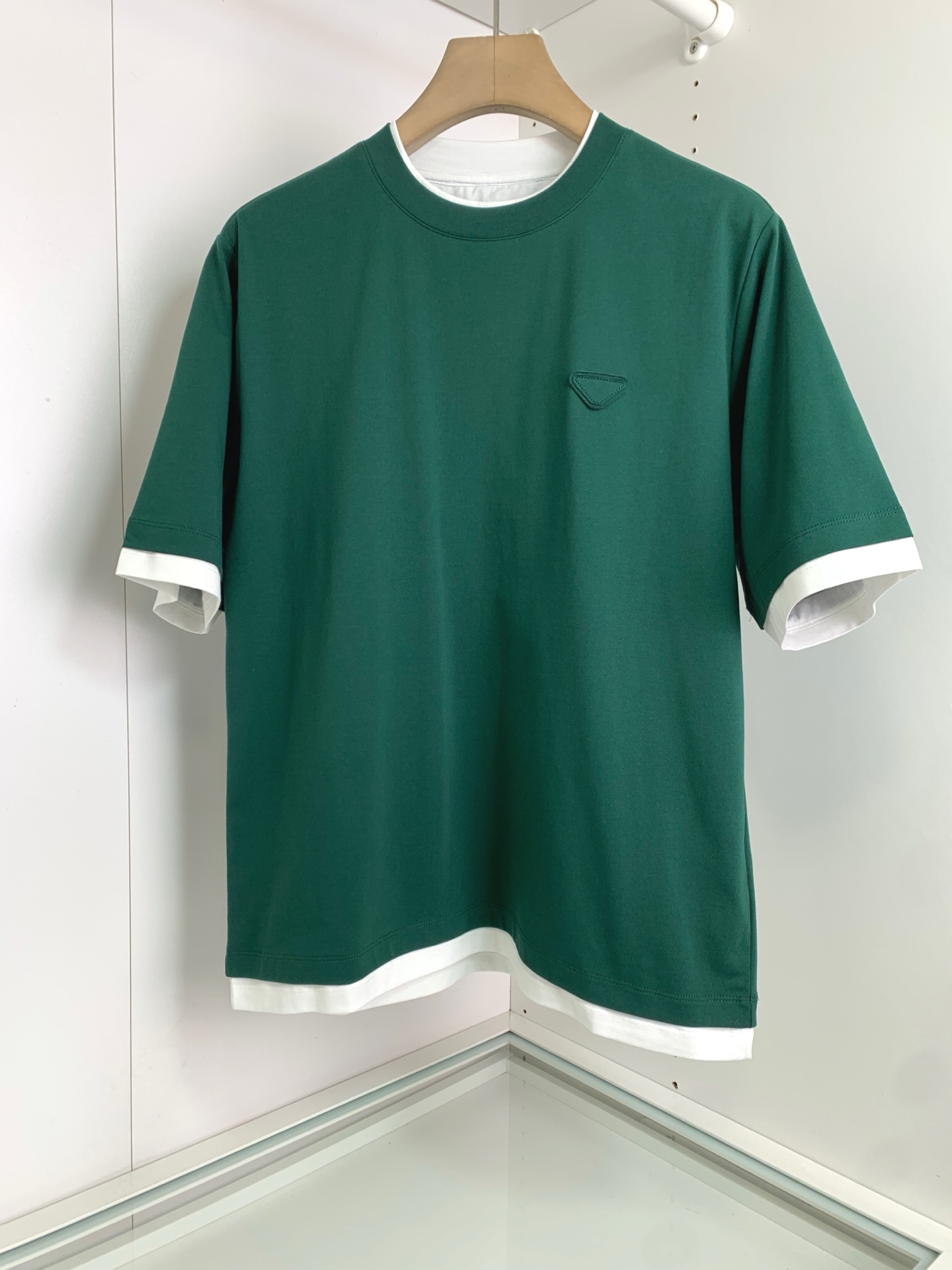 NO:123333,2025 Spring and Summer New Product Quality Control Recommendation Round Neck Contrast T-shirt Layered Contrast T-shirt Design with Triangle Tags on the Chest Let the overall match give a three-dimensional layering Shorts Jeans Spring and Autumn Interior Matching can all be classic and versatile, slightly fit the neck, and the upper body is more fashionable. Italian-style cut The master has been debugging several times in 10 years to adjust the seemingly simple style. The upper itself is crisp, the lower body is slightly loose, and it is also very inclusive to the wearer's figure. The fabric is made of pure cotton. The characteristics of velvet length make the fabric dyeing better. The surface color has a warm and shiny feeling. It is high-end and highlights high-end. The upper body is skin-friendly. Comfortable. Breathable. The high density makes the overall crisp and stylish. I like his design. Highly recommended 88530, color Angle red, light green, dark green  Size M-3XL M size shoulder width 45 bust 108 long 69 sleeves 28 long; L size shoulder width 46 bust 112 long 70 sleeves 28.5 long; XL size shoulder width 47 bust 116 long 71 sleeves 29; XXL size shoulder width 48 bust 120 long 72 sleeves 29.5; 3XL size shoulder width 49 bust 124 long 73 sleeves 30;, shorts, jeans,tees, t-shirt,alexander wang198609092025春夏新品 品质控推荐 圆领撞色T恤衫 叠穿撞色边的设计 胸口三角标点缀 让整体搭配赋予立体的层次感 短裤 牛仔裤 春秋内搭 都能经典百搭 微微贴合颈部 上身更显时尚感 意式微阔的剪裁 10年老师傅几次调试才能把看似简单的版型 调整最理想的状态 上本身挺括 衣下身微微宽松 穿上挺括有型的同时 对穿者身材很好的包容性, 面料采用纯棉材质 绒长的特点 让面料染色效果更好 表面色彩 有着温润的光泽感 高级的同时又凸显高档 上身亲肤 舒适 透气 密度高让整体挺括有型 喜欢他家的设计 强烈推荐 88530,颜色 安格红色 浅绿色 深绿色 码数M-3XL M码肩宽45胸围108衣长69袖长28； L码肩宽46胸围112衣长70袖长28.5； XL码肩宽47胸围116衣长71袖长29； XXL码肩宽48胸围120衣长72袖长29.5； 3XL码肩宽49胸围124衣长73袖长30；,,shorts,jeans,tees，t-shirt,alexander wang,Men's clothing