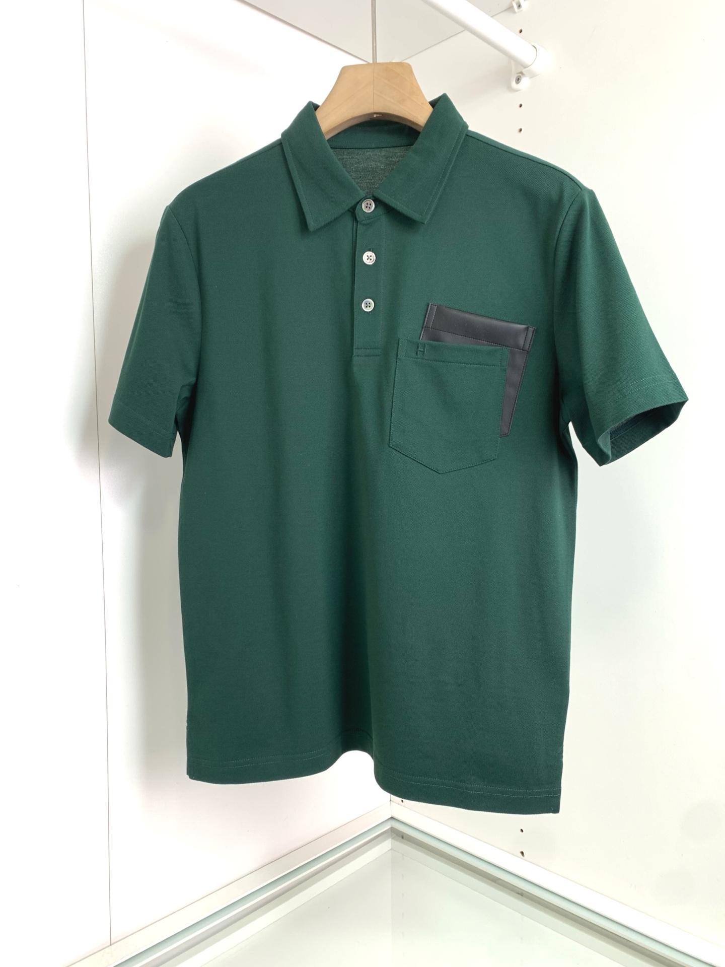 NO:116863,Spring and summer continue the classics. Business and casual lapel POLO shirts. Must-have in wardrobe!  Pocket design Theme is presented with the leather-pairing craftsmanship High-end and highlights Not easy to deform after wearing it Three-pin lapel design Combined style, upright upper body shows spirit The fabric is made of cotton-glass material, comfortable, skin-friendly, breathable, and is a very practical style for daily commuting and leisure. Full-quality order I like his design, highly recommended 88529, color Black Red Green Royal Blue Number of size M-3XL M-size shoulder width 44 bust 98 long 66 sleeves 22.5; L-size shoulder width 45 bust 102 long 67 sleeves 23; XL-size shoulder width 46 bust 106 long 68 sleeves 23.5; XXL-size shoulder width 47 bust 110 long 69 sleeves 24; 3XL-size shoulder width 48 bust 114 long 70 sleeves 24; ,,alexander  wang19860909春夏延续经典.商务休闲翻领POLO恤.衣橱必备！口袋设计 以拼皮的工艺来呈现主题 高档而有亮点 久穿不易变形 三粒扣翻领设计 合体的版型,上身挺拔显精神 面料采用全棉珠地料,舒适,亲肤,透气好,平时通勤休闲都很实穿的一款 全品相订单 喜欢他家的设计,强烈推荐 88529,颜色 黑色 红色 绿色 宝蓝色 码数 M-3XL M码肩宽44胸围98衣长66袖长22.5； L码肩宽45胸围102衣长67袖长23； XL码肩宽46胸围106衣长68袖长23.5； XXL码肩宽47胸围110衣长69袖长24； 3XL码肩宽48胸围114衣长70袖长24.5；,,alexander wang,Men's clothing