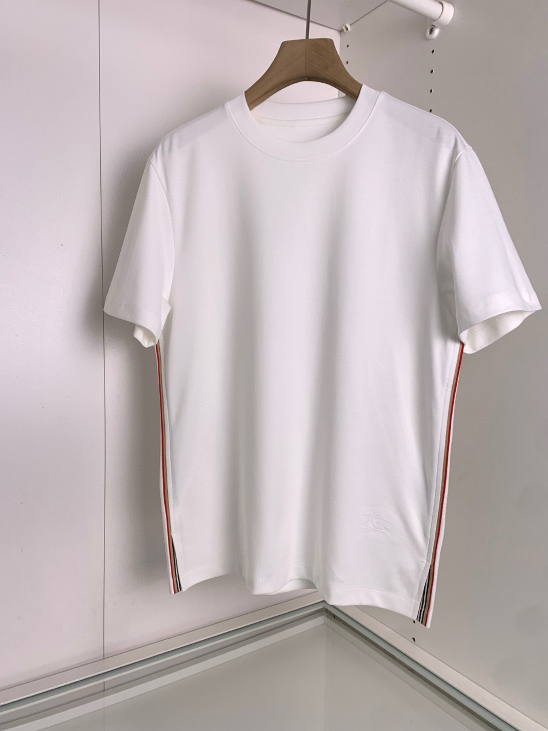 NO:148909,2025 early spring new model, quality control recommendation!  Small wide round neck short-sleeved T-shirt overall solid color design, fashionable contrasting color strips on the side to create a natural and fashionable decoration design, making the whole look natural and fashionable. The neckline slightly fits the neck. The upper body is fashionable and fashionable. The upper body feels very big. The knitted neckline is not easy to deform after wearing. The fabric is made of long-length cotton. 230 grams of heavy fabric. The upper body is crisp and stylish. It is not easy to get wrinkled. The ingredients of long-length cotton make the overall dye more high-end. It is not easy to get old after wearing!  Simple and versatile style, not picking on age or figure!  H8008, black and white, brown M-3XL, M-size shoulder width 46 bust 102 long 68 sleeves 21.5; L-size shoulder width 47 bust 106 long 69 sleeves 22; XL-size shoulder width 48 bust 110 long 70 sleeves 22.5; XXL-size shoulder width 49 bust 114 long 71 sleeves 23; 3XL-size shoulder width 50 bust 118 long 72 sleeves 24;,,T-shirt,tees,t-shirt,alexander wang198609092025早春新款 品质控推荐！微阔型圆领短袖T恤 整体纯色设计 侧边时尚撞色彩条开叉装饰设计 让整体呈现自然时尚潮流感 领口微微的贴合颈部 上身时尚潮流 微阔的剪裁 上身感觉又很大牌 针织领口久穿不易变形 面料采用长绒棉 230高克重面料 上身挺括有型 不易拉胯打皱 长绒棉的成分 让整体的染色 更显高档 久穿不易泛旧 ！简约百搭款式 不挑年龄和身材！ H8008,黑色 白色 咖啡色M-3XL, M码肩宽46胸围102衣长68袖长21.5； L码肩宽47胸围106衣长69袖长22； XL码肩宽48胸围110衣长70袖长22.5； XXL码肩宽49胸围114衣长71袖长23； 3XL码肩宽50胸围118衣长72袖长24；,,T-shirt,tees，t-shirt,alexander wang,Men's clothing