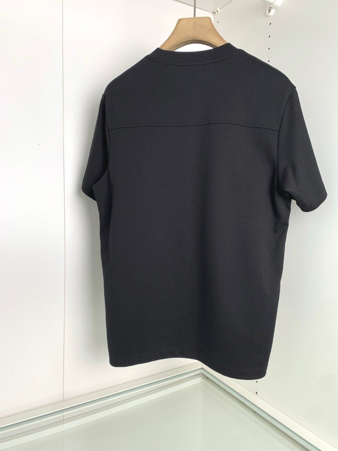 NO:148852,2025 early spring new model, quality control recommendation!  Small wide round neck short-sleeved T-shirt overall solid color design, fashionable contrasting color strips on the side to create a natural and fashionable decoration design, making the whole look natural and fashionable. The neckline slightly fits the neck. The upper body is fashionable and fashionable. The upper body feels very big. The knitted neckline is not easy to deform after wearing. The fabric is made of long-length cotton. 230 grams of heavy fabric. The upper body is crisp and stylish. It is not easy to get wrinkled. The ingredients of long-length cotton make the overall dye more high-end. It is not easy to get old after wearing!  Simple and versatile style, not picking on age or figure!  H8008, black and white, brown M-3XL M-size shoulder width 46 bust 102 long 68 sleeves 21.5; L-size shoulder width 47 bust 106 long 69 sleeves 22; XL-size shoulder width 48 bust 110 long 70 sleeves 22.5; XXL-size shoulder width 49 bust 114 long 71 sleeves 23; 3XL-size shoulder width 50 bust 118 long 72 sleeves 24;,,T-shirt,tees,t-shirt,alexander wang198609092025早春新款 品质控推荐！微阔型圆领短袖T恤 整体纯色设计 侧边时尚撞色彩条开叉装饰设计 让整体呈现自然时尚潮流感 领口微微的贴合颈部 上身时尚潮流 微阔的剪裁 上身感觉又很大牌 针织领口久穿不易变形 面料采用长绒棉 230高克重面料 上身挺括有型 不易拉胯打皱 长绒棉的成分 让整体的染色 更显高档 久穿不易泛旧 ！简约百搭款式 不挑年龄和身材！ H8008,黑色 白色 咖啡色M-3XL M码肩宽46胸围102衣长68袖长21.5； L码肩宽47胸围106衣长69袖长22； XL码肩宽48胸围110衣长70袖长22.5； XXL码肩宽49胸围114衣长71袖长23； 3XL码肩宽50胸围118衣长72袖长24；,,T-shirt,tees，t-shirt,alexander wang,Men's clothing