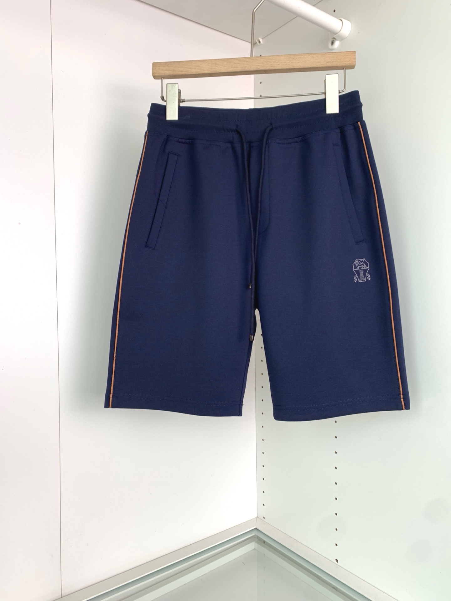 NO:152319,New spring and summer 2025!  Classic versatile five-point casual pants!  !  A very classic one, both business and casual, with fashionable contrasting lines on the side and classic logo embellishment design in the pocket. It is not exaggerated and has a sense of detail!  The fabric is made of high-strength pure cotton, which is breathable on the upper body, soft and skin-friendly, and has a delicate feel. The fabric itself is crisp and drooping, and it feels very stylish! 两侧插袋,顺应双手插入式设计,腰部松紧腰加抽绳,上身不用担心过松过紧的 不舒适感,全品相订单,喜欢他家设计不容错过的一款, 88585N195230,黑色 灰色 宝蓝色M-3XL, M码腰围76臀围106裤长52； L码腰围80臀围110裤长53； XL码腰围84臀围114裤长54； XXL码腰围88臀围118裤长55； 3XL码腰围92臀围122裤长56；,,alexander wang198609092025春夏新款！经典百搭款五分休闲裤！！很经典的一款, 不管 商务还是休闲都能很好搭配,侧面时尚撞色线条装饰 口袋处经典logo标志点缀设计.不夸张的同时又有细节感！面 料采用高支纯棉料,上身透气,柔软亲肤,手感细腻,布料自身就有足够的挺括、垂顺度 ,型感十足！两侧插袋,顺应双手插入式设计,腰部松紧腰加抽绳,上身不用担心过松过紧的 不舒适感,全品相订单,喜欢他家设计不容错过的一款, 88585N195230,黑色 灰色 宝蓝色M-3XL, M码腰围76臀围106裤长52； L码腰围80臀围110裤长53； XL码腰围84臀围114裤长54； XXL码腰围88臀围118裤长55； 3XL码腰围92臀围122裤长56；,,alexander wang,Men's clothing