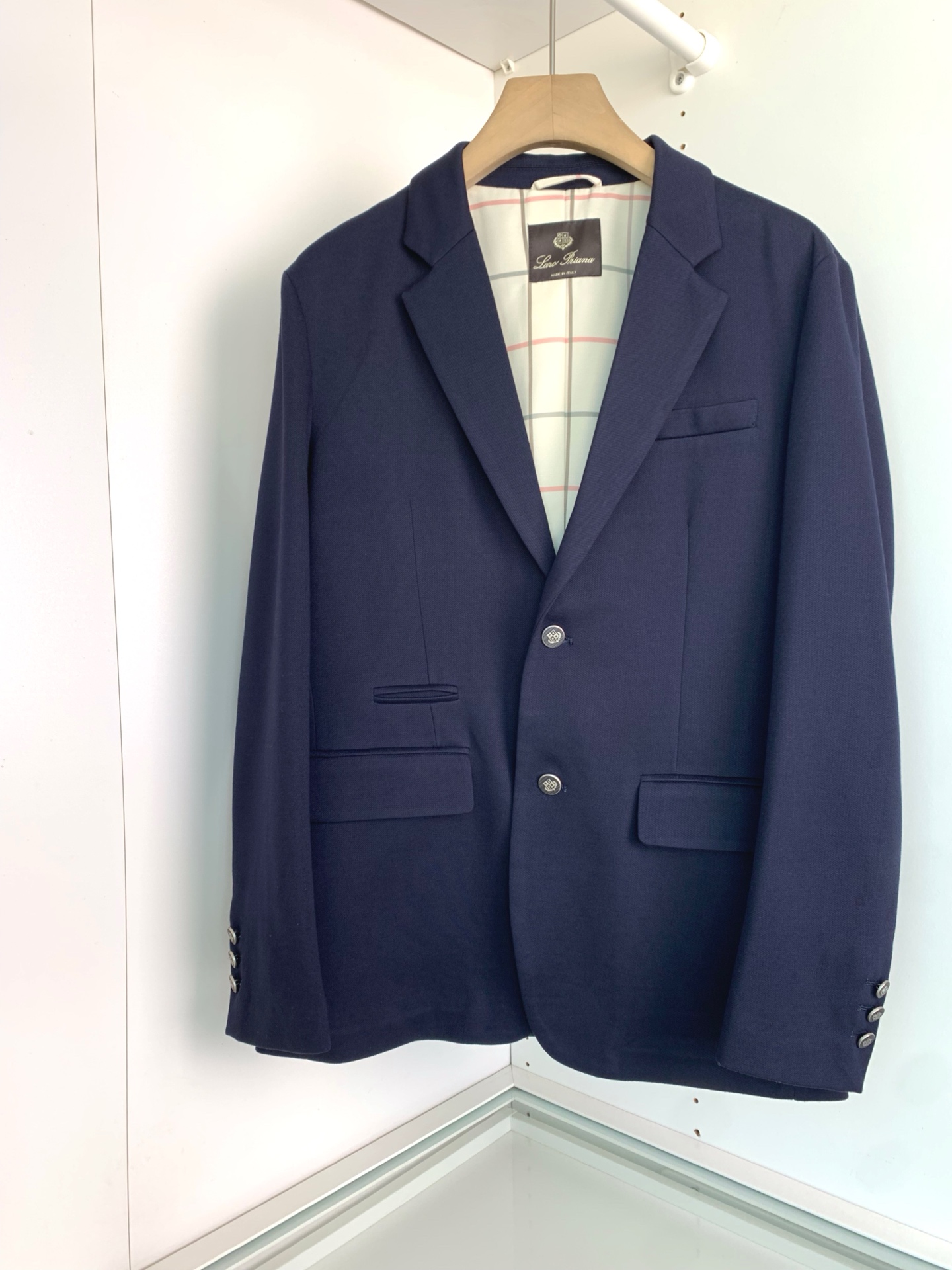 NO:518776,High-end customization 2025 early autumn products Suits are an indispensable item in the wardrobe. It not only represents your exquisite attitude towards life, but also reflects your confidence. Imported Italian customer-supplied blended twill wool material. The texture is tight, the texture is strong, and the upper body is soft. It improves the clarity and firmness of the clothes, allowing the garment to be silhouetted, and the chest pocket is embellished with hem flip pocket decoration. The visual is more three-dimensional and stylish, with a classic slim three-dimensional tailoring. The hem on both sides of the back is slit design. Fashion plaid lining. Customized hardware accessories. The upper body is super good. A must-have style for business and leisure. BX128, black blue 48-56, size 48 shoulder width 46 bust 98 long 69 sleeve length 61; size 50 shoulder width 47 bust 102 long 70 sleeve length 62;  52 size shoulder width 48 bust 106 long 71 sleeve length 63; 54 size shoulder width 49 bust 110 long 72 sleeve length 64; 56 size shoulder width 50 bust 114 long 73 sleeve length 65;,,alexander wang19860909高级定制 2025早秋新品 西服更是衣橱里必不可少的单品,它不仅仅代表着你精致的生活态度,也更是你自信心的体现 进口意大利客供混纺斜纹羊毛材质 质地紧密,质感强 ,上身柔软 提高了衣物的挺括度与坚牢度,让成衣得以廓形,胸口口袋点缀下摆翻盖口袋装饰 视觉更立体有型,经典修身立体剪裁 后面两侧下摆开衩设计 时尚格纹内衬 客供定制五金配件 上身效果超级赞 商务休闲必入款式.BX128,黑色 蓝色48-56, 48码肩宽46胸围98衣长69袖长61； 50码肩宽47胸围102衣长70袖长62； 52码肩宽48胸围106衣长71袖长63； 54码肩宽49胸围110衣长72袖长64； 56码肩宽50胸围114衣长73袖长65；,,alexander wang,Men's clothing